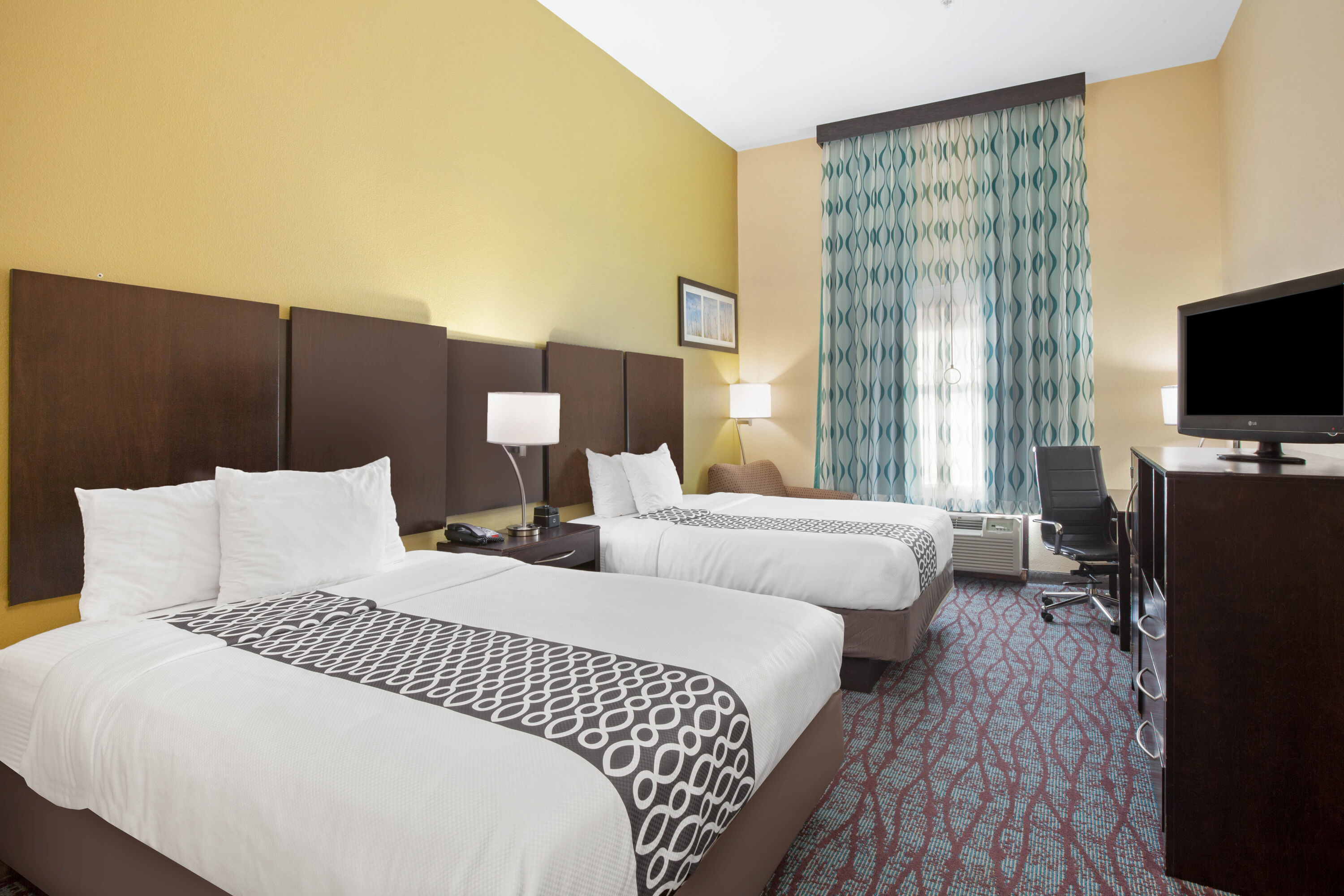 Guest room at the La Quinta Inn & Suites by Wyndham Pasadena North in Pasadena, Texas