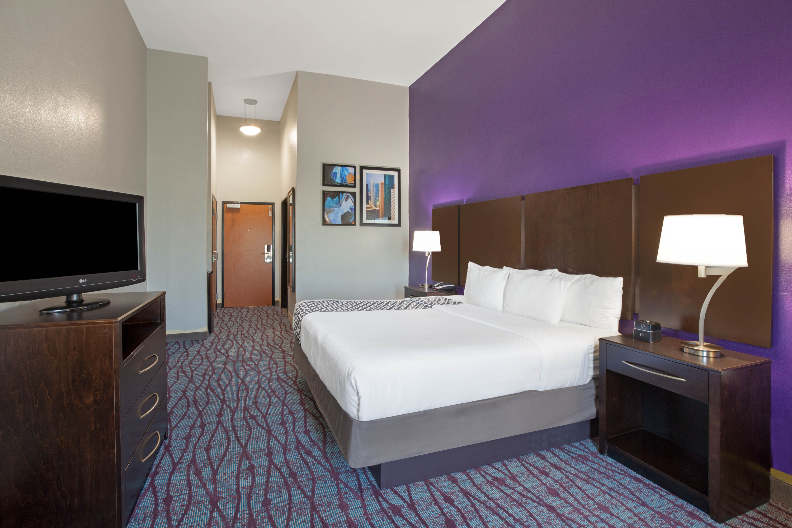 Guest room at the La Quinta Inn & Suites by Wyndham Pasadena North in Pasadena, Texas