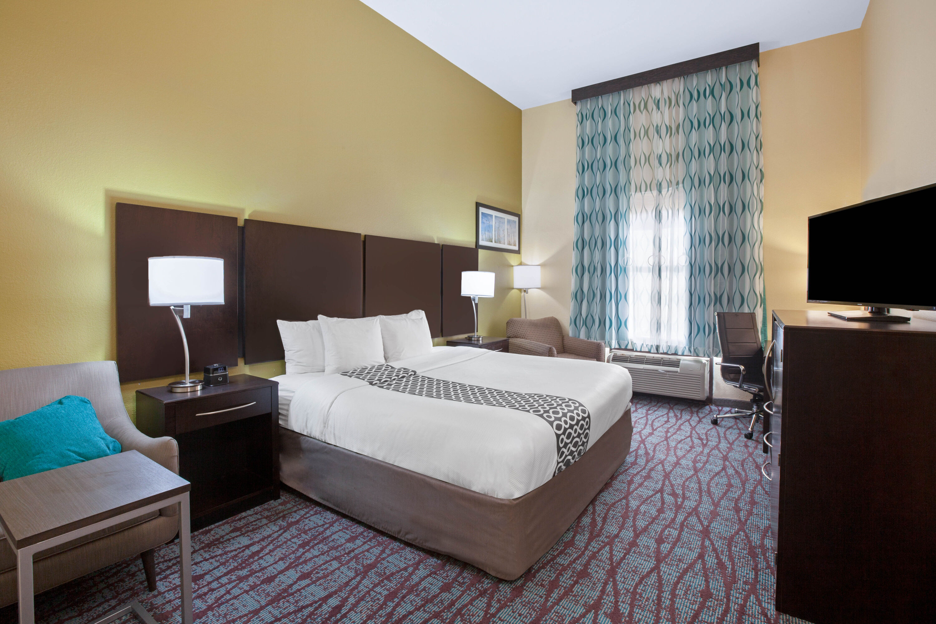 Guest room at the La Quinta Inn & Suites by Wyndham Pasadena North in Pasadena, Texas