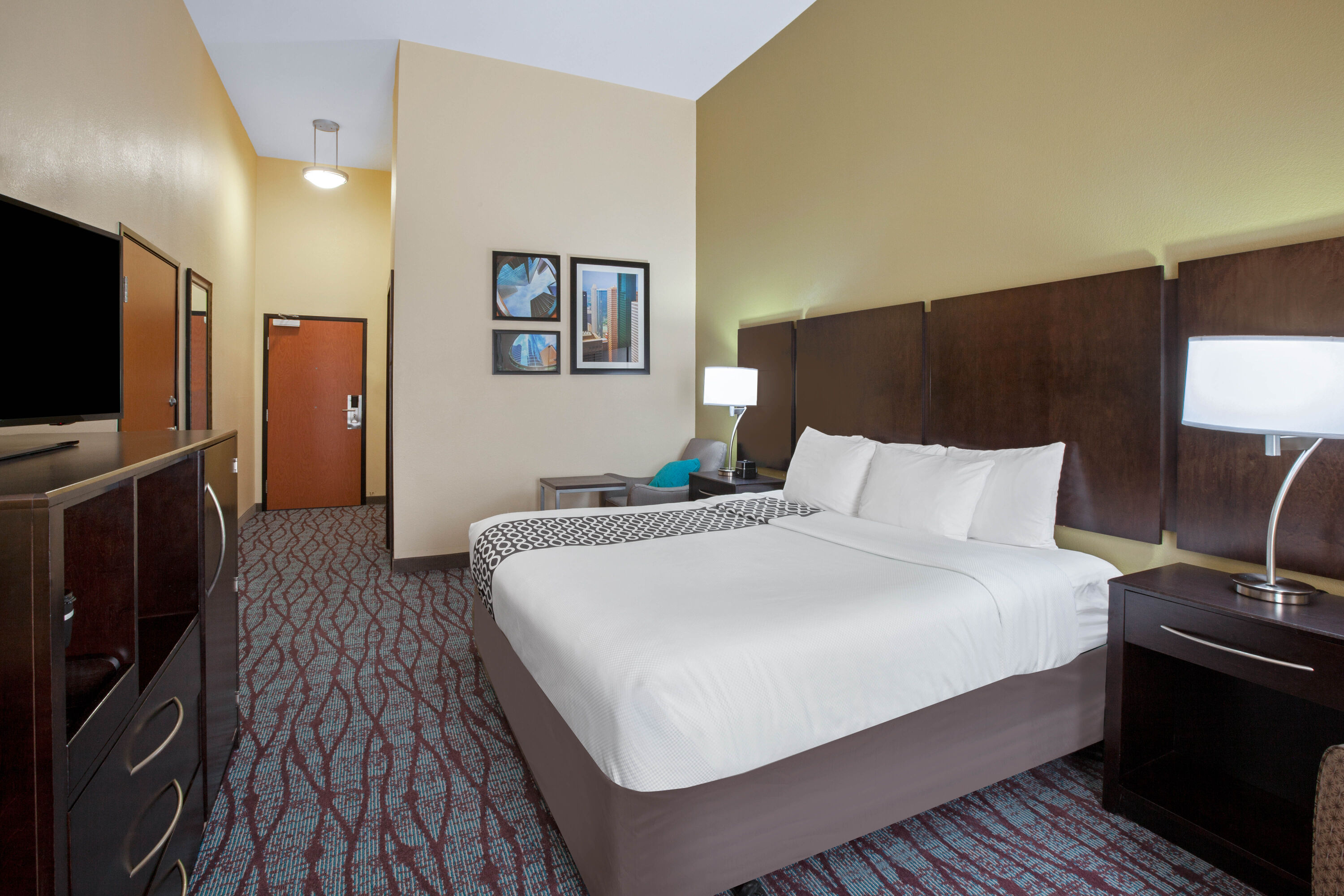 Guest room at the La Quinta Inn & Suites by Wyndham Pasadena North in Pasadena, Texas