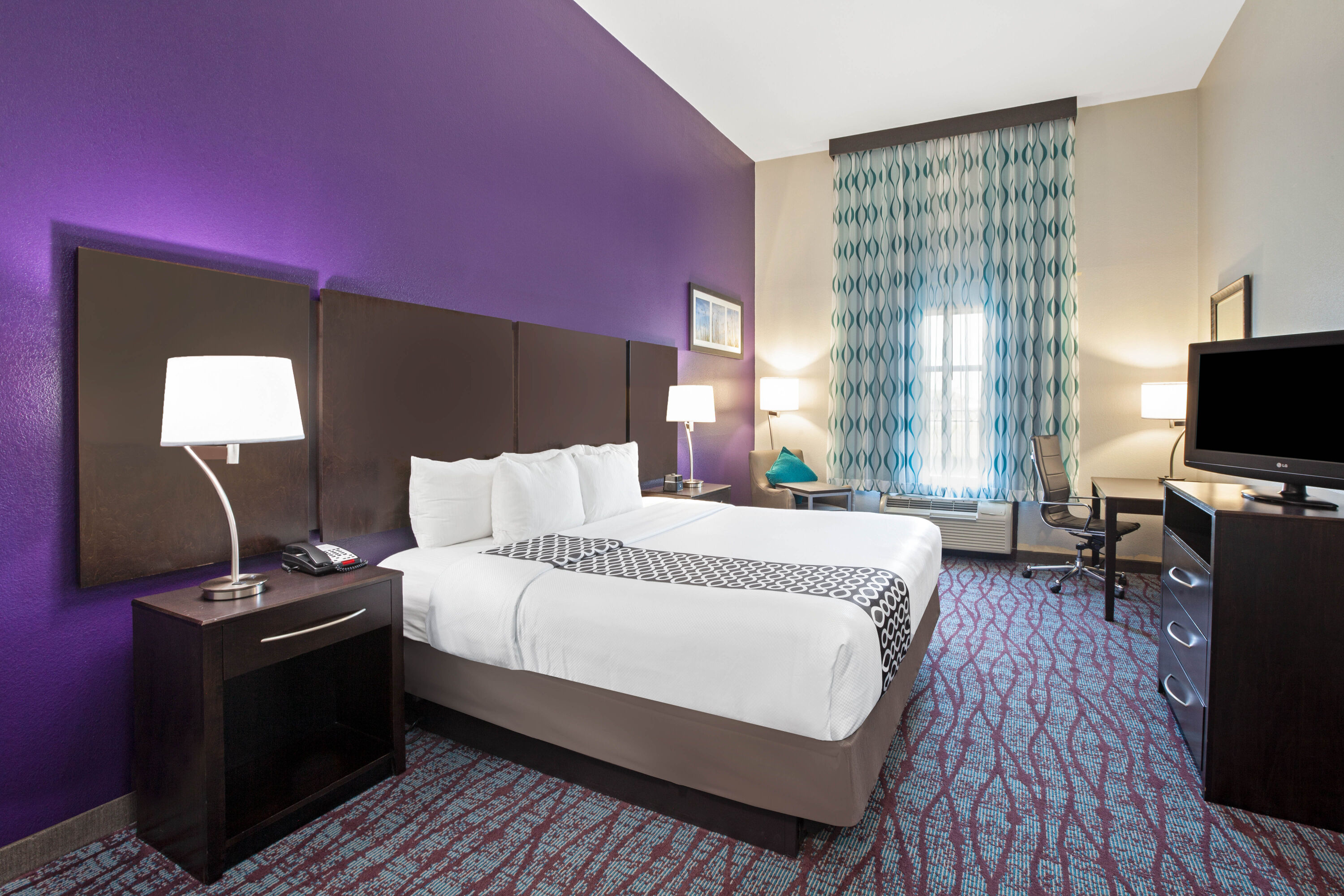 Guest room at the La Quinta Inn & Suites by Wyndham Pasadena North in Pasadena, Texas