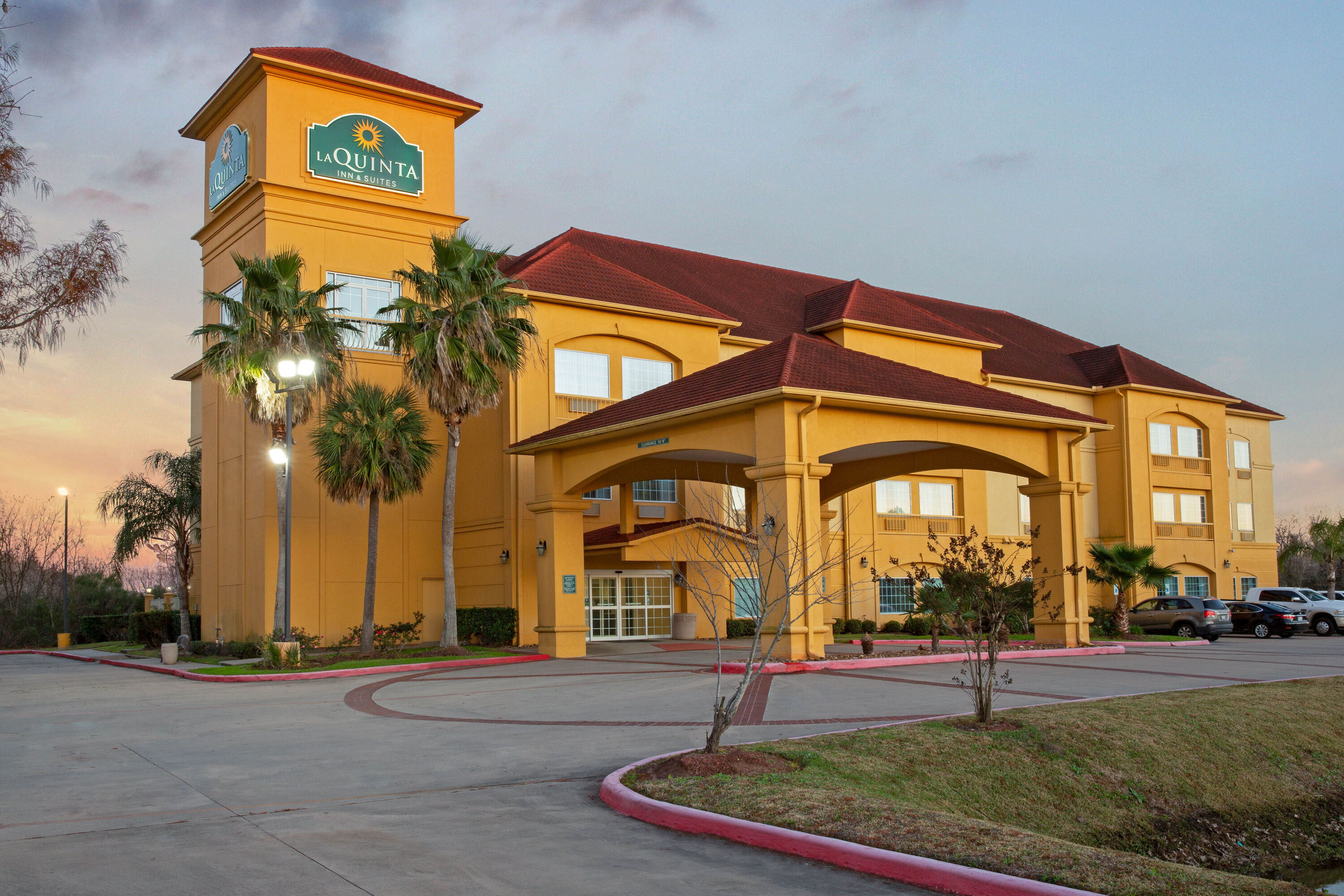 Exterior Dusk Image of La Quinta Inn & Suites by Wyndham Pearland - Houston South hotel in Pearland, Texas