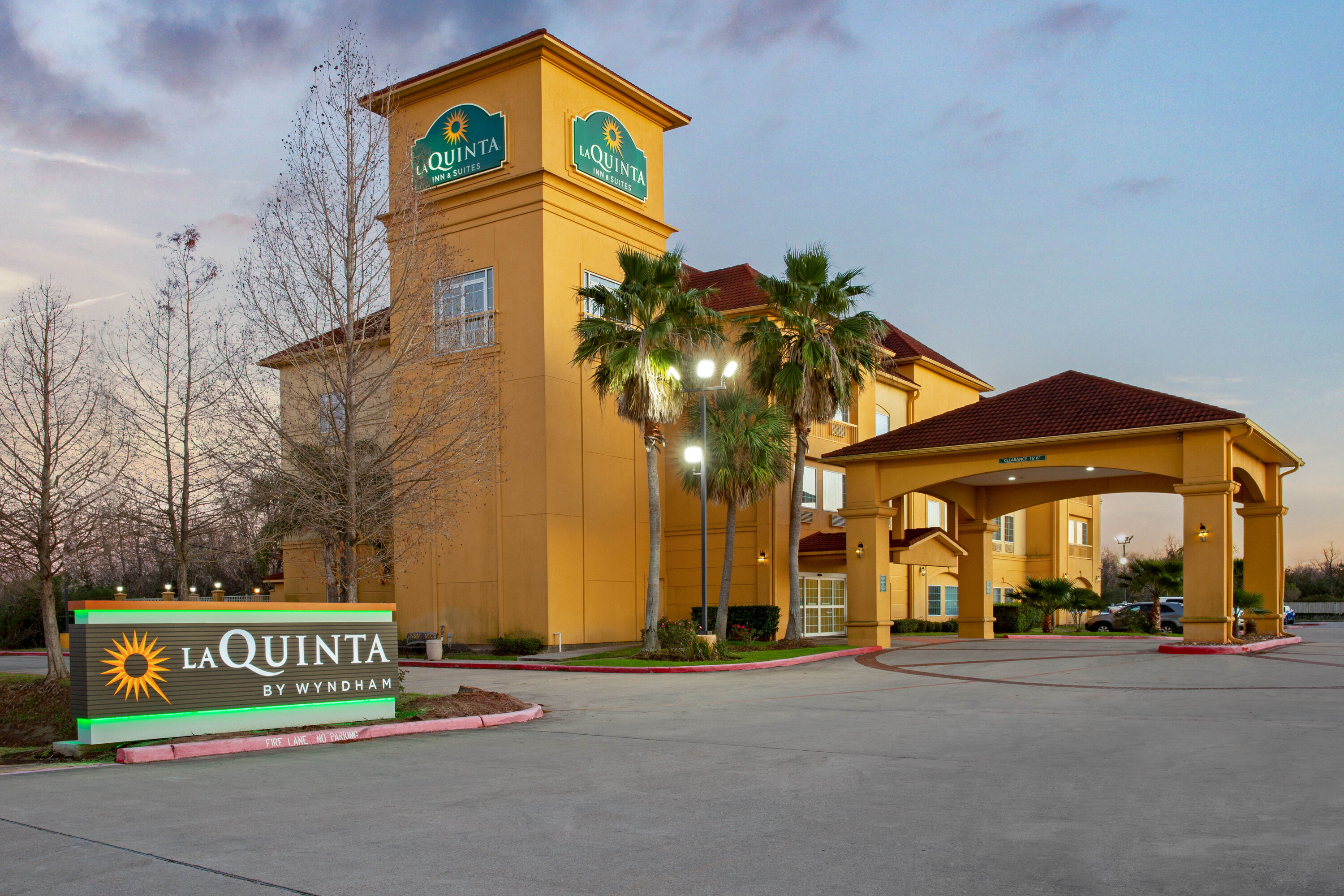 Exterior Dusk Image of La Quinta Inn & Suites by Wyndham Pearland - Houston South hotel in Pearland, Texas