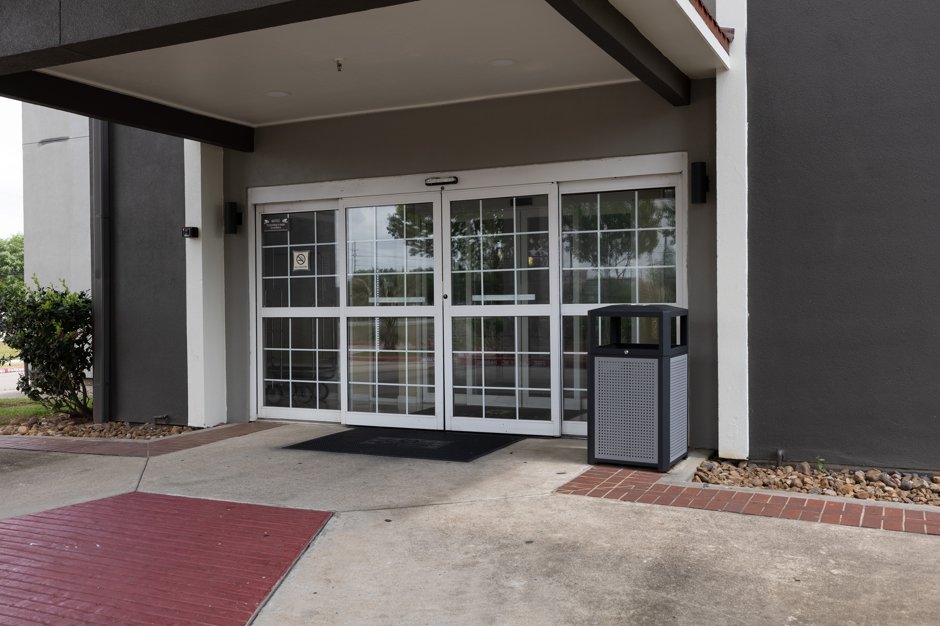 Exterior of La Quinta Inn & Suites by Wyndham Pearland - Houston South hotel in Pearland, Texas