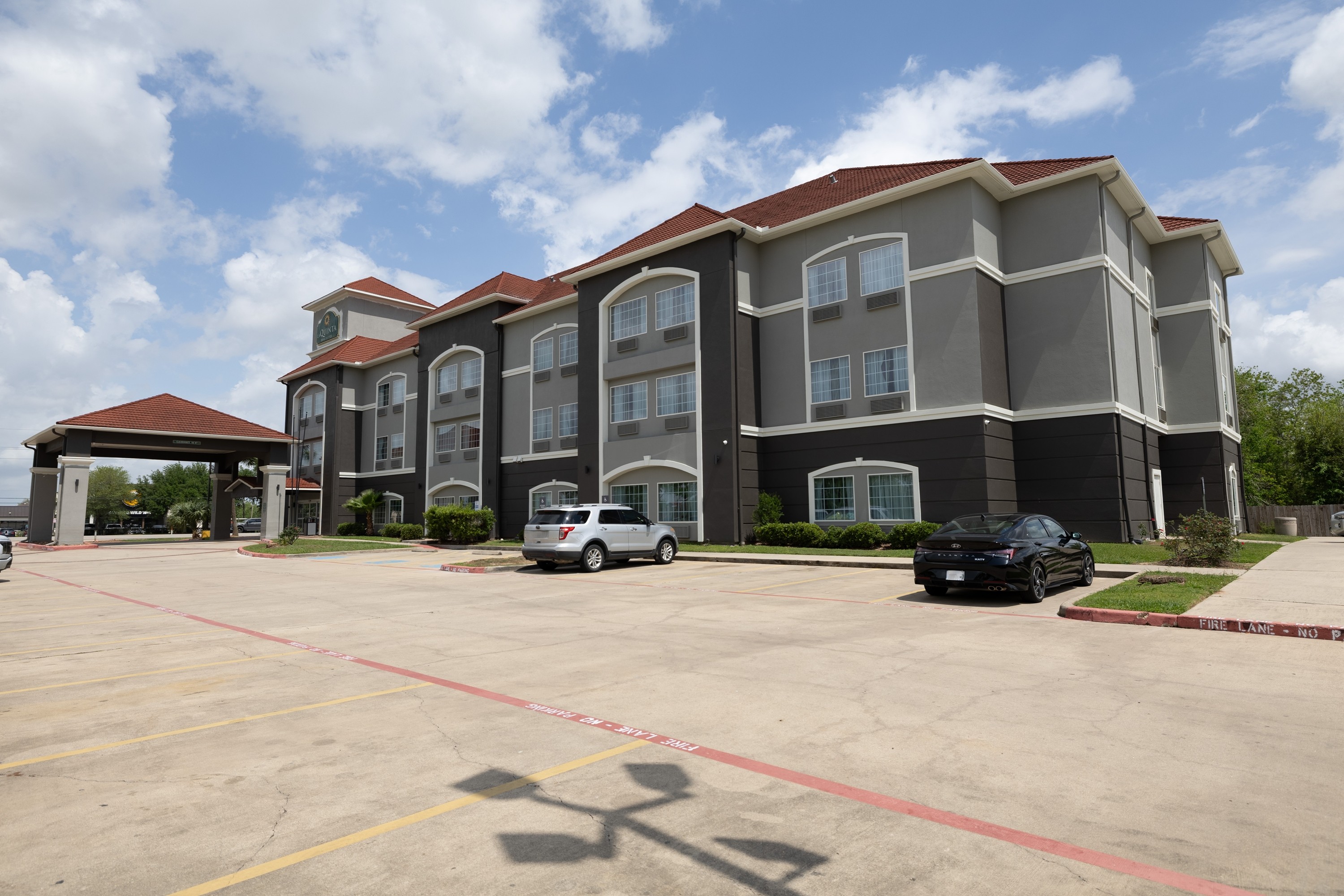 Exterior of La Quinta Inn & Suites by Wyndham Pearland - Houston South hotel in Pearland, Texas