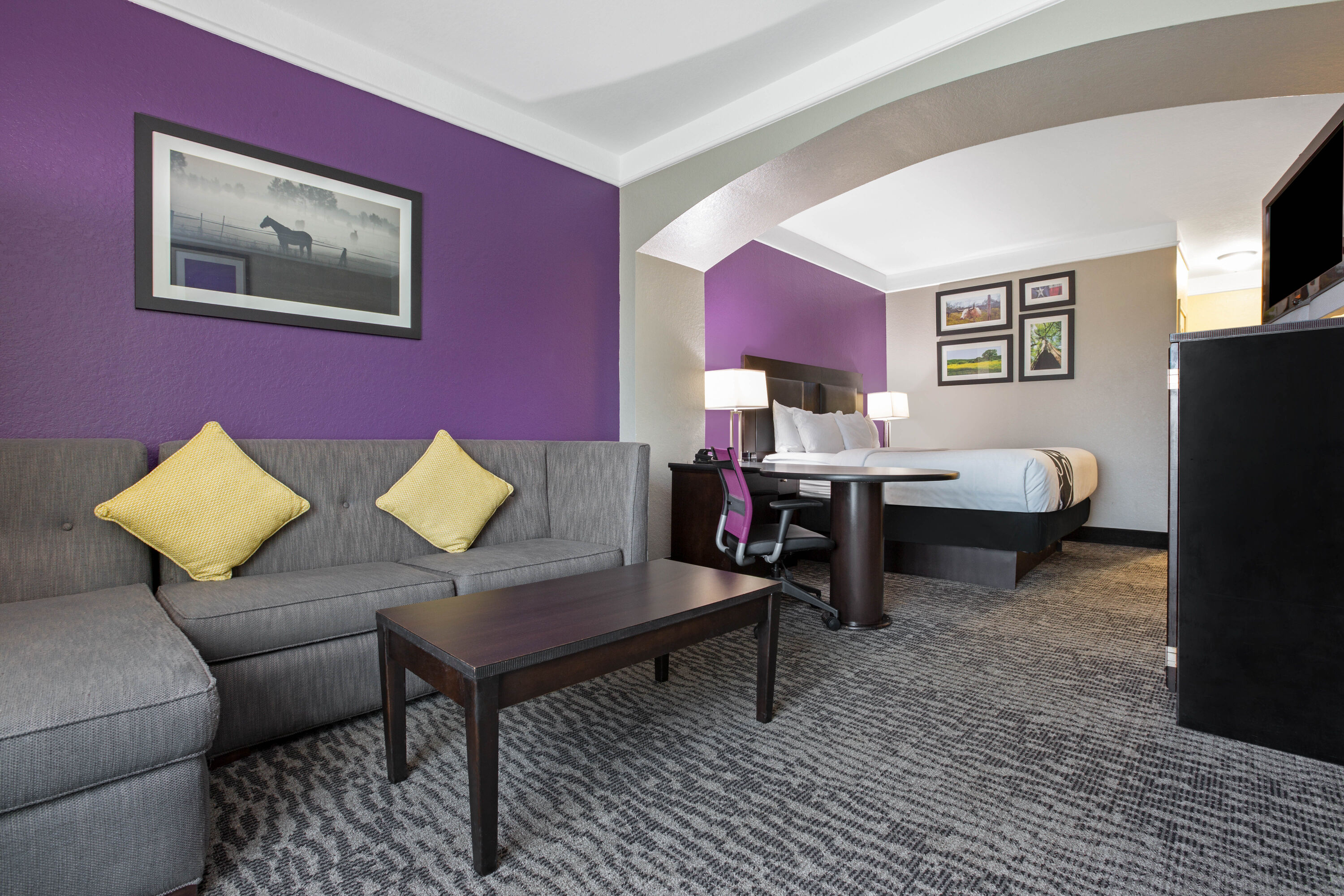 La Quinta Inn & Suites by Wyndham Pearland - Houston South suite in Pearland, Texas