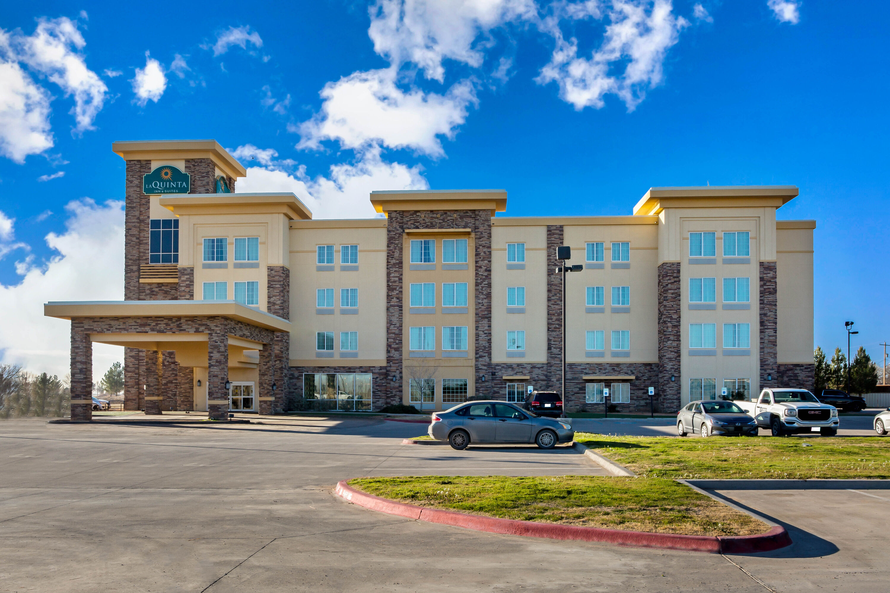 Exterior Day Image of La Quinta Inn & Suites by Wyndham Pecos hotel in Pecos, Texas