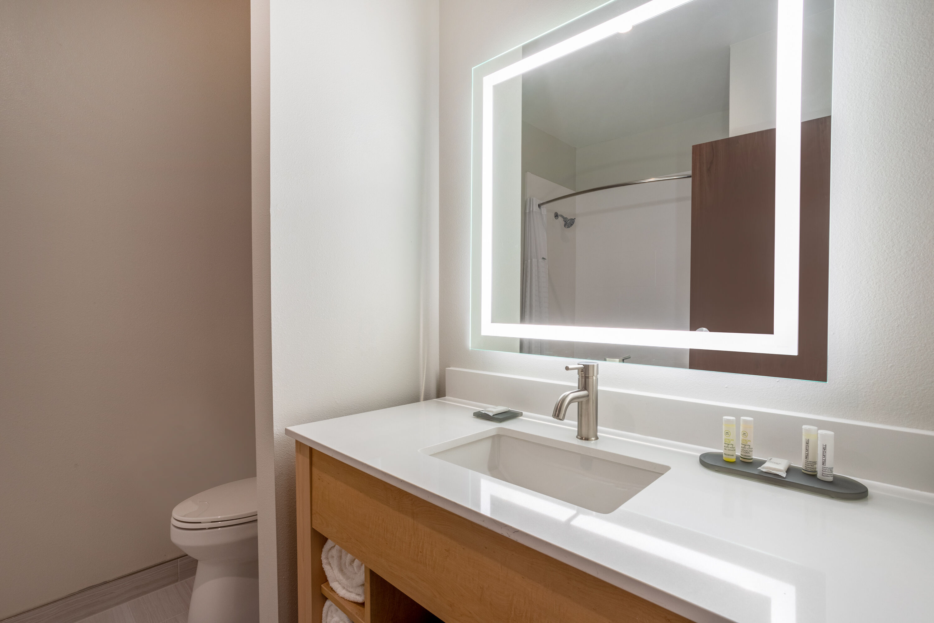 Guest room bath at the La Quinta Inn & Suites by Wyndham Pflugerville in Pflugerville, Texas