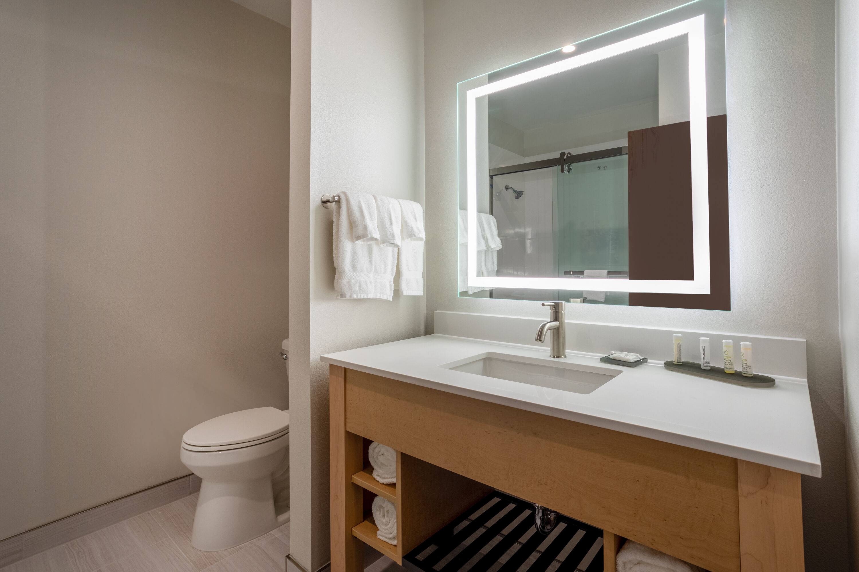 Guest room bath at the La Quinta Inn & Suites by Wyndham Pflugerville in Pflugerville, Texas