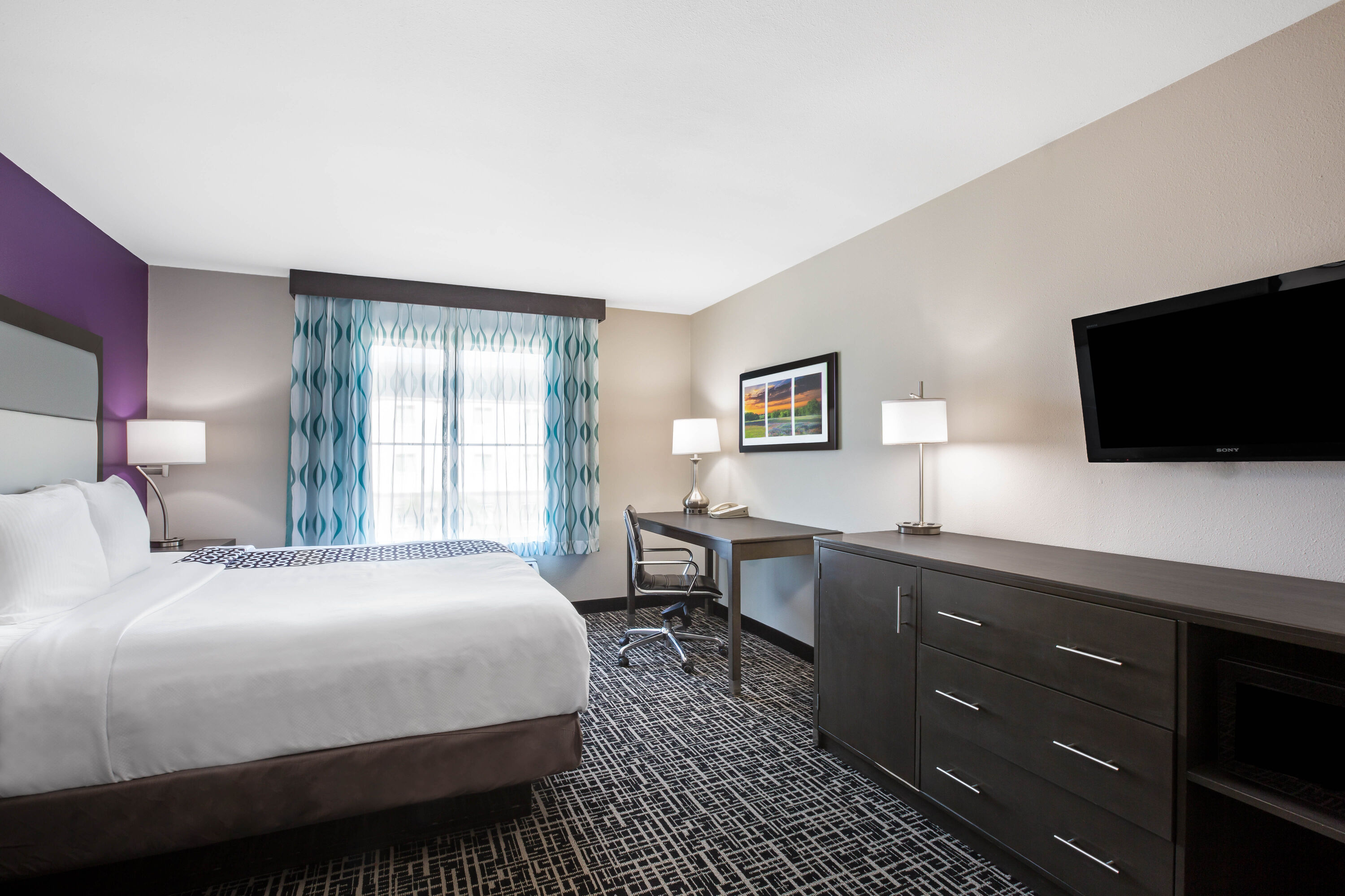 La Quinta Inn & Suites by Wyndham Pharr North McAllen suite in Pharr, Texas