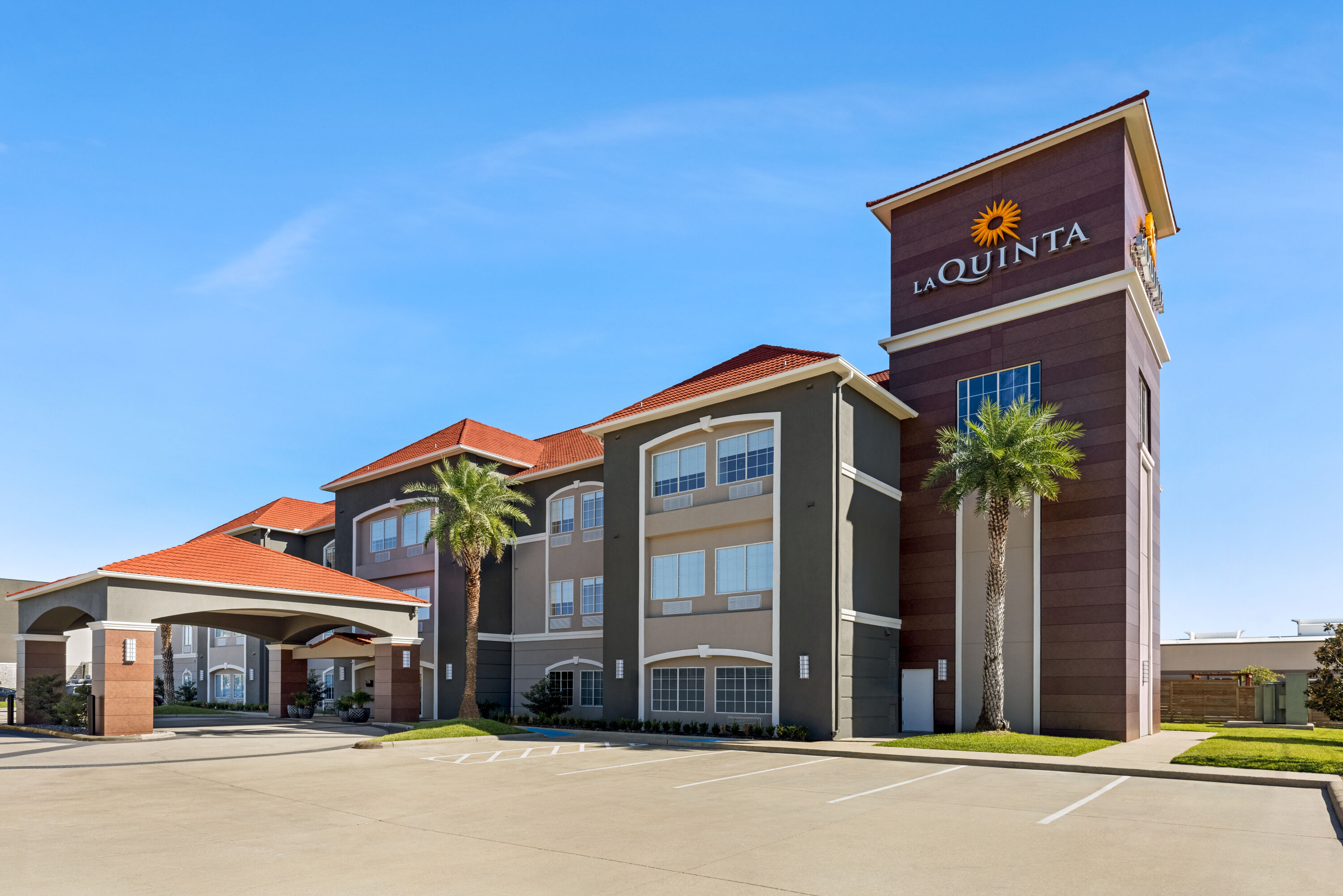 Exterior of La Quinta Inn & Suites by Wyndham Port Arthur hotel in Port Arthur, Texas