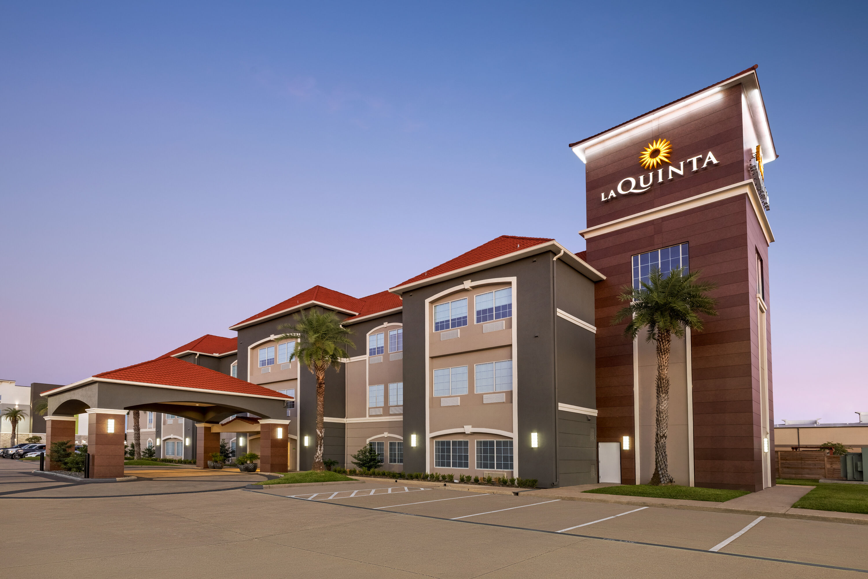 Exterior of La Quinta Inn & Suites by Wyndham Port Arthur hotel in Port Arthur, Texas