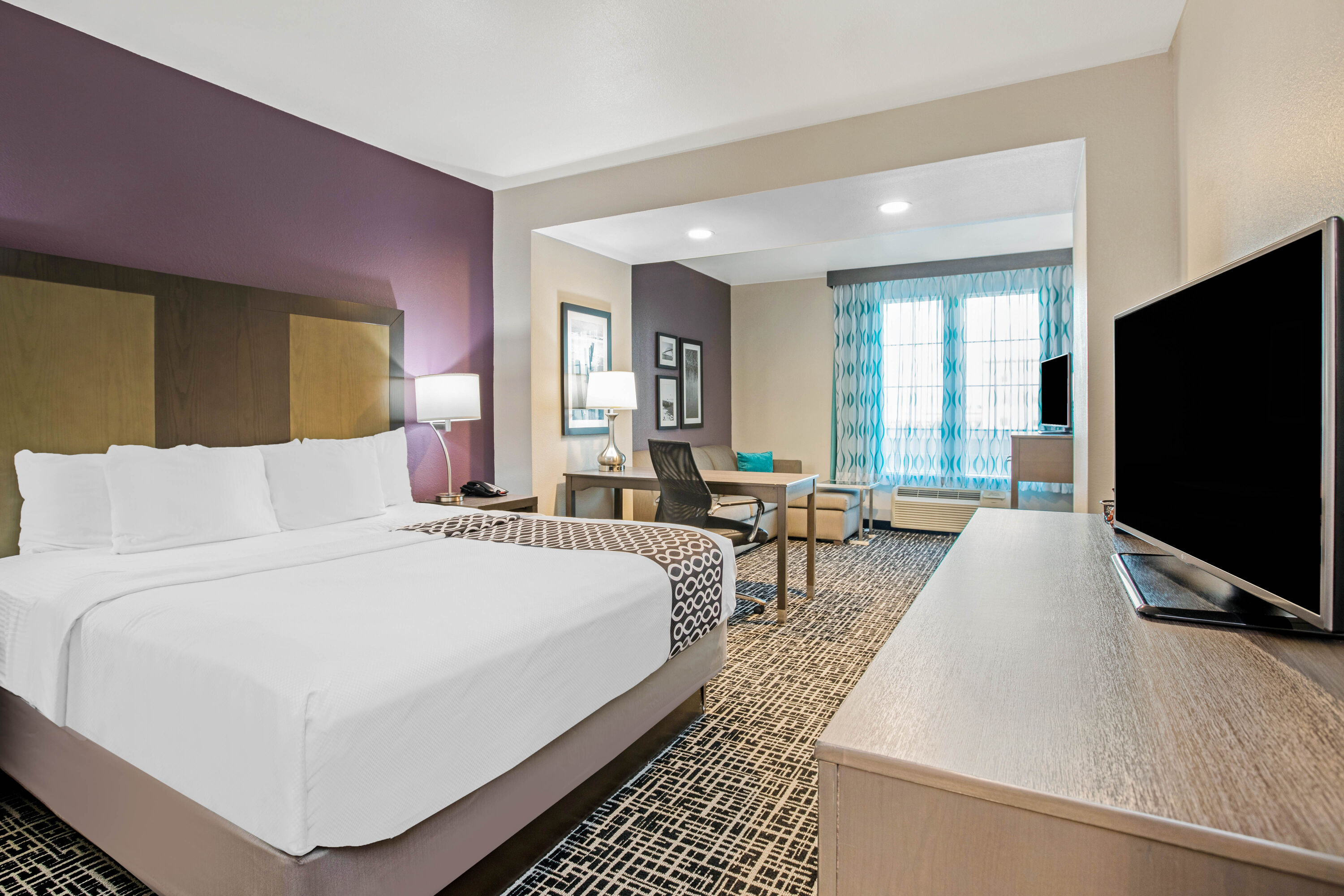 La Quinta Inn & Suites by Wyndham Corpus Christi - Portland suite in Portland, Texas