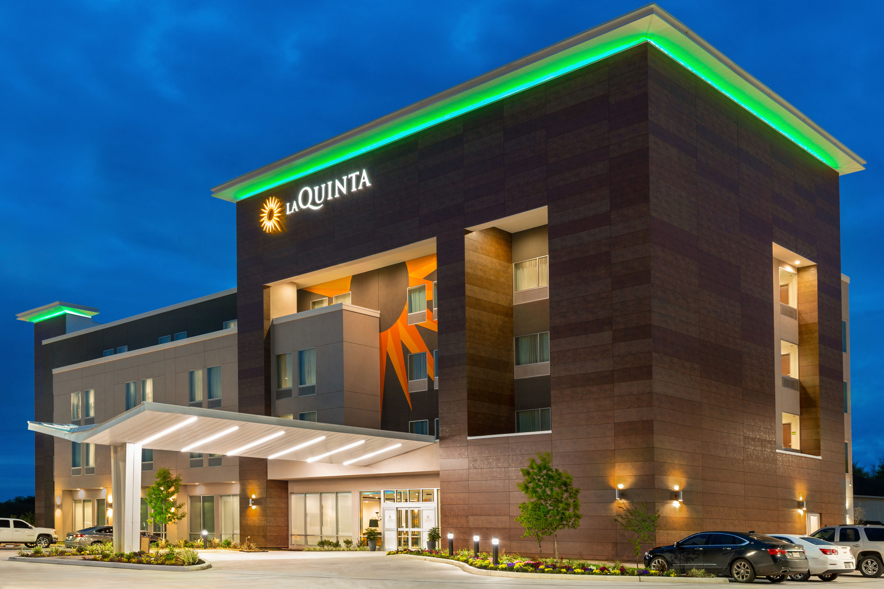 Exterior of La Quinta Inn & Suites by Wyndham Richmond-Sugarland hotel in Richmond, Texas