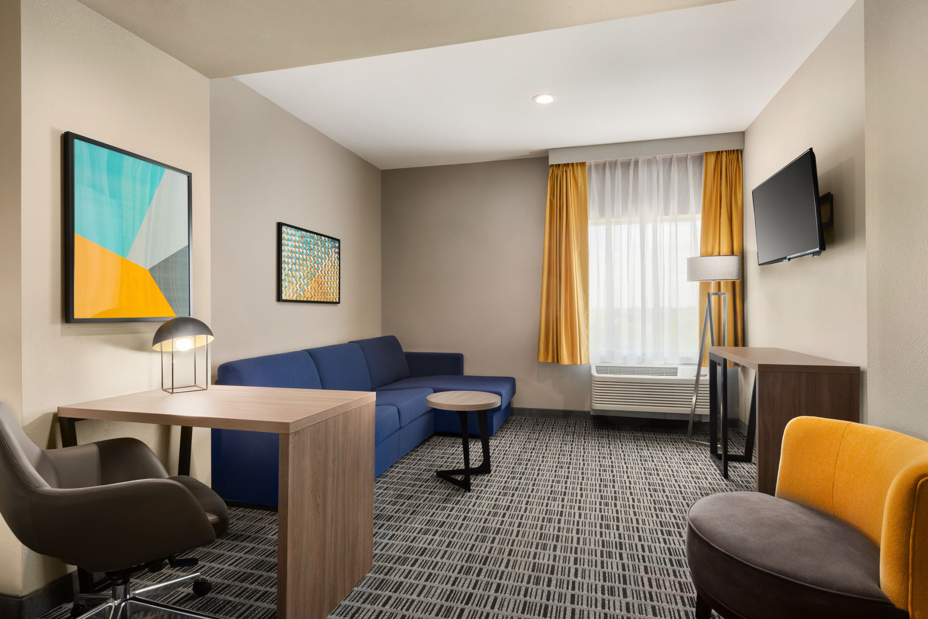 Guest room at the La Quinta Inn & Suites by Wyndham Richmond-Sugarland in Richmond, Texas