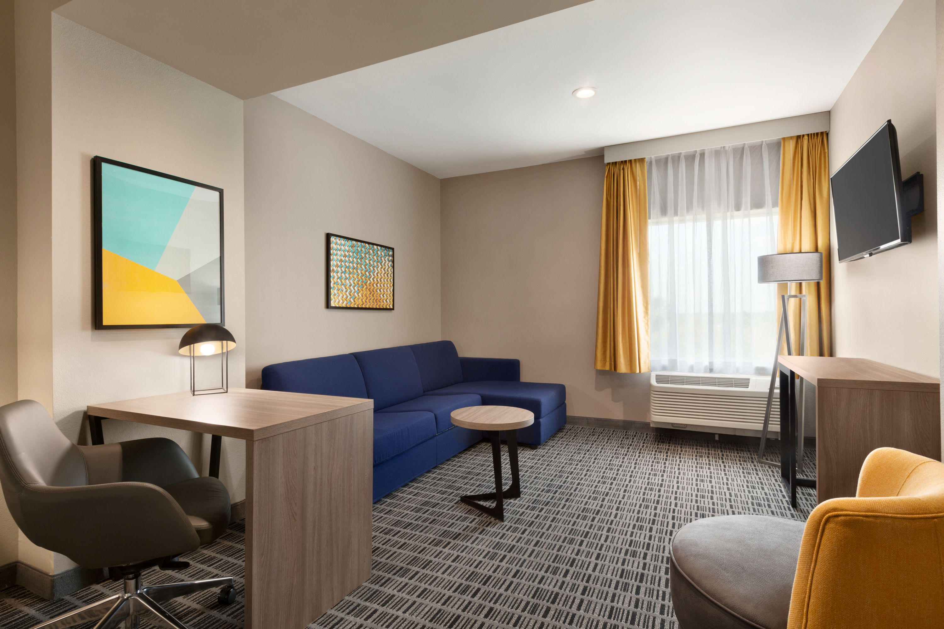 Guest room at the La Quinta Inn & Suites by Wyndham Richmond-Sugarland in Richmond, Texas