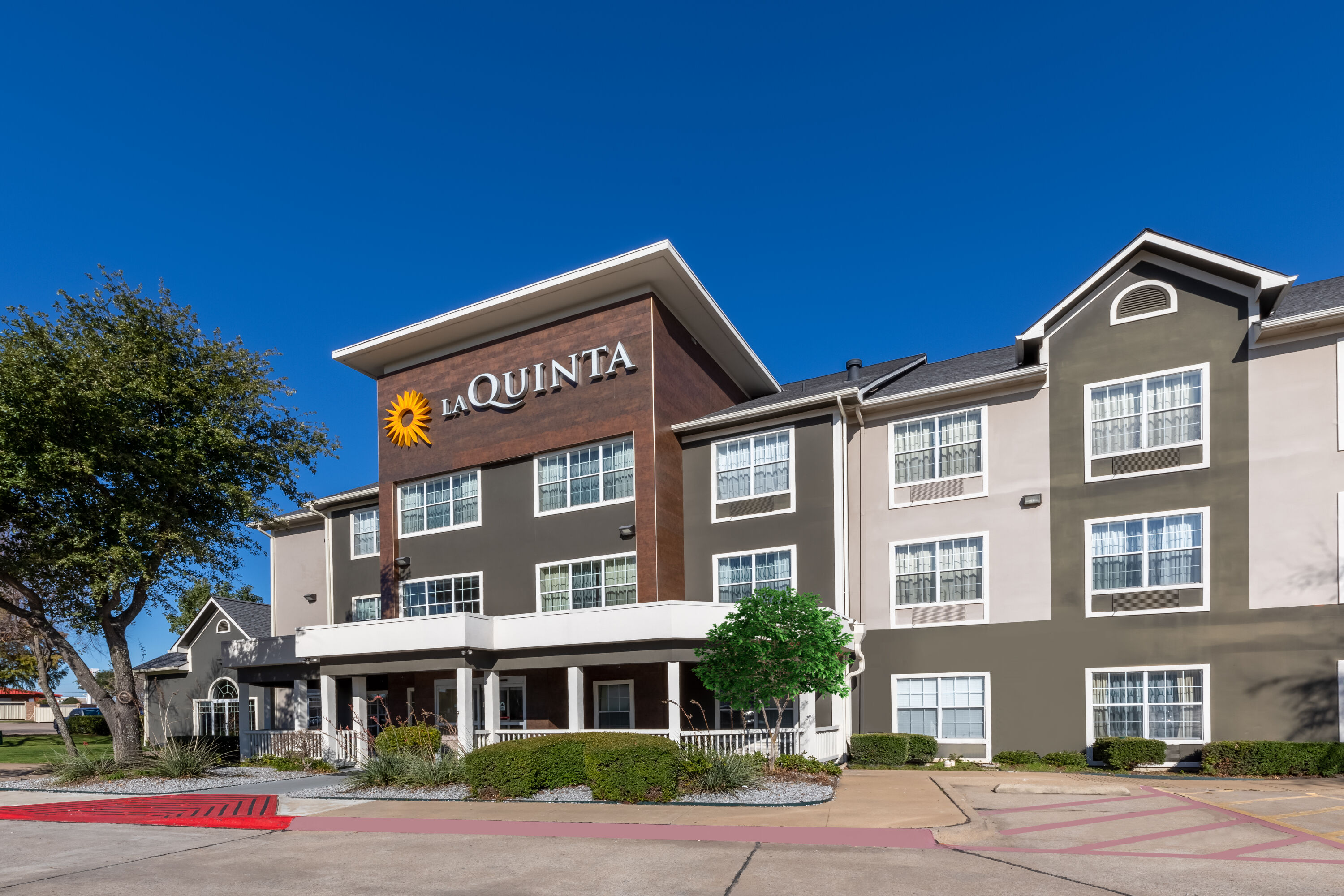 Exterior Day Image of La Quinta Inn & Suites by Wyndham Rockwall hotel in Rockwall, Texas