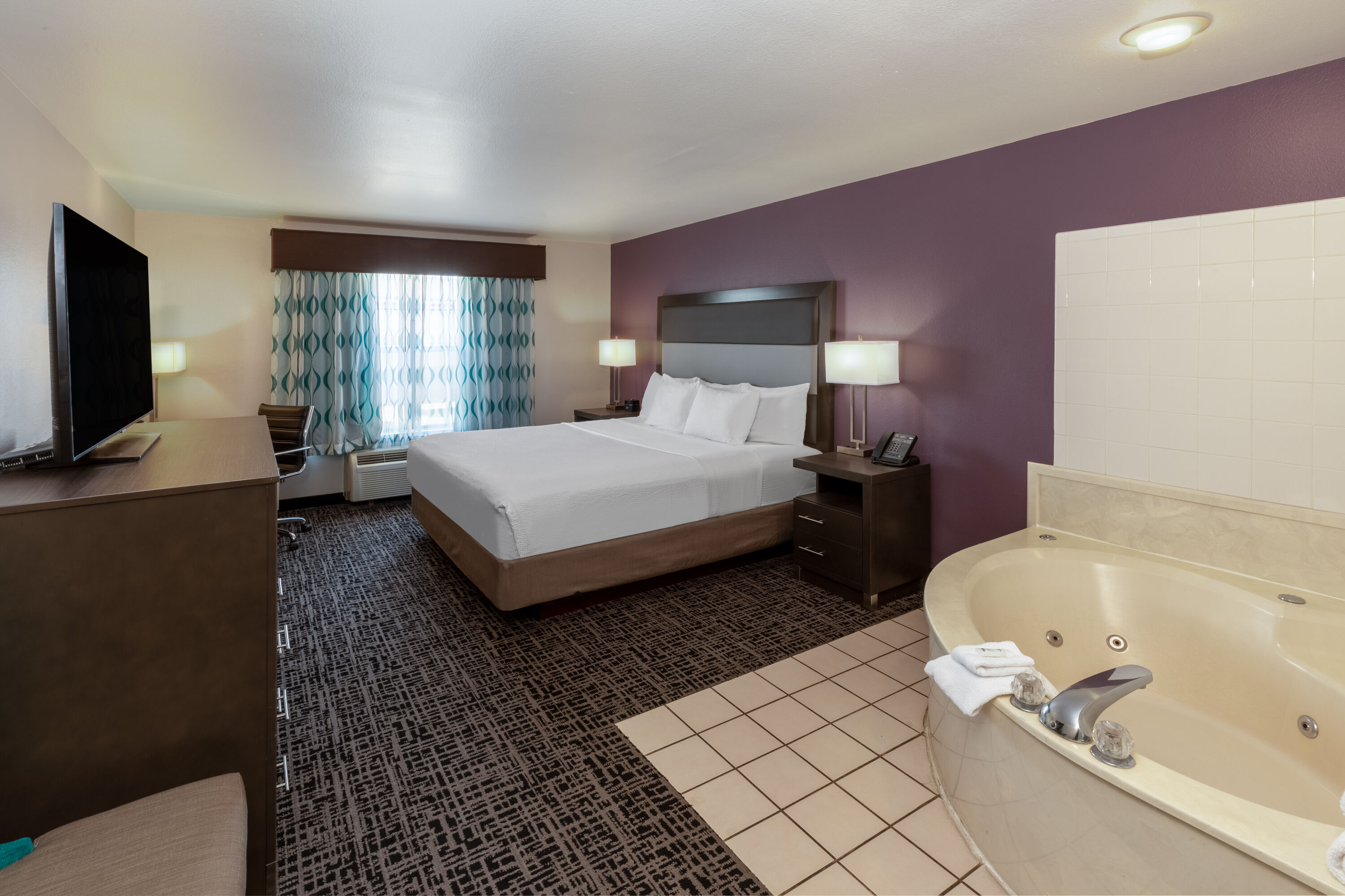 La Quinta Inn & Suites by Wyndham Rockwall hot tub suite in Rockwall, Texas