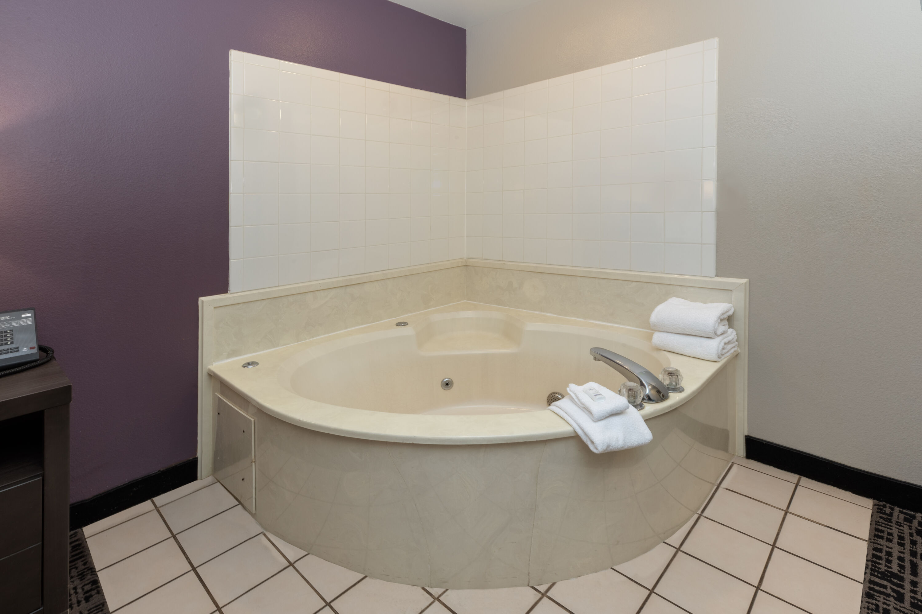 La Quinta Inn & Suites by Wyndham Rockwall hot tub suite in Rockwall, Texas