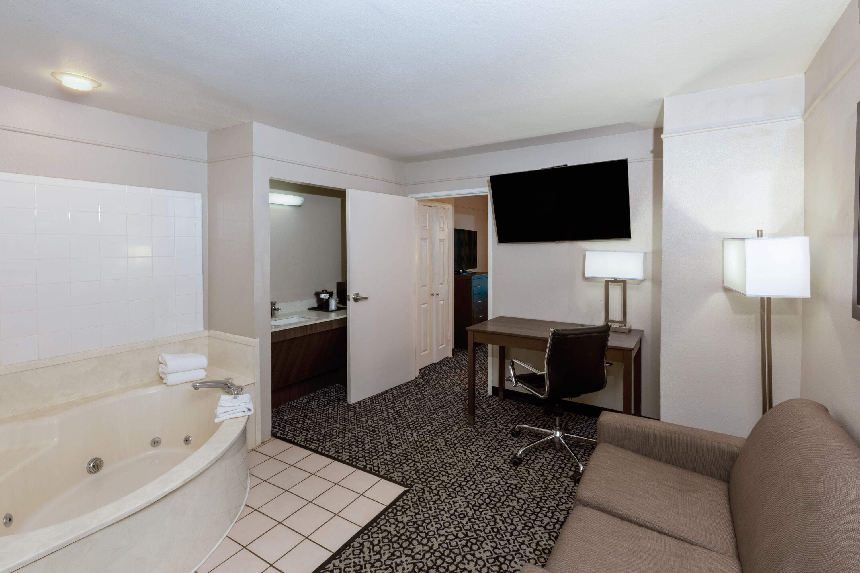 La Quinta Inn & Suites by Wyndham Rockwall hot tub suite in Rockwall, Texas