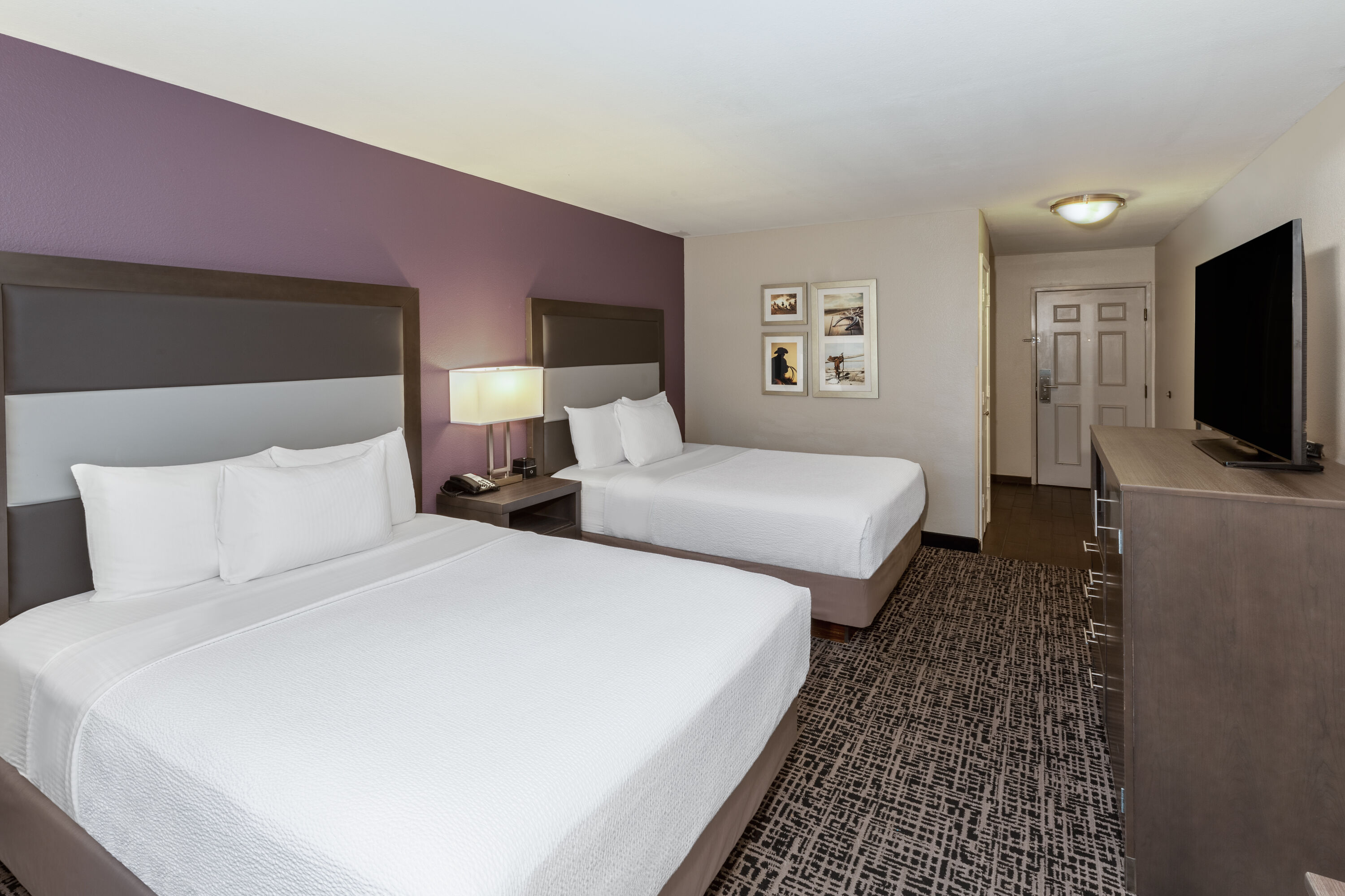 Double bed guest room at the La Quinta Inn & Suites by Wyndham Rockwall in Rockwall, Texas