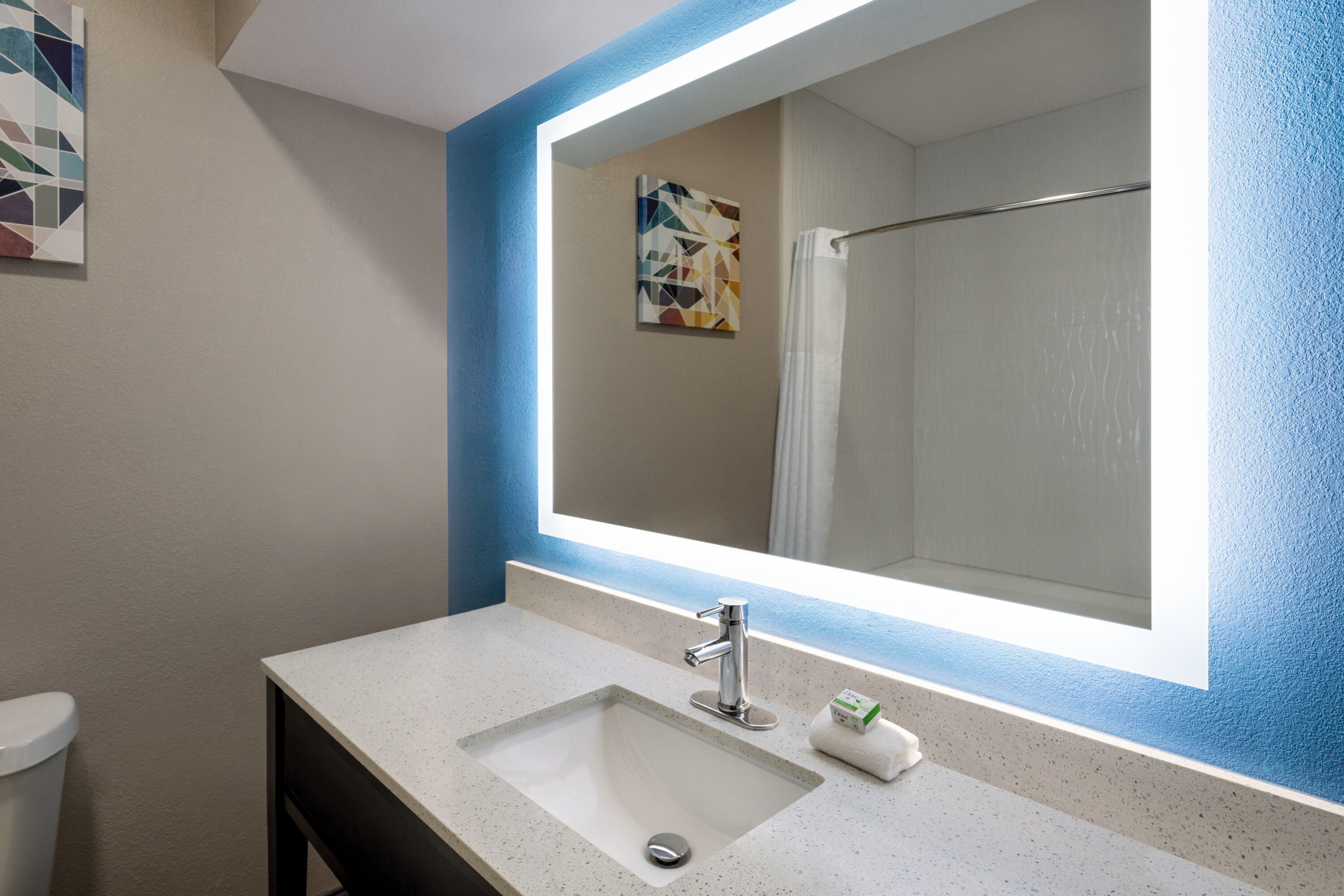 Guest room bath at the La Quinta Inn & Suites by Wyndham Round Rock North in Round Rock, Texas