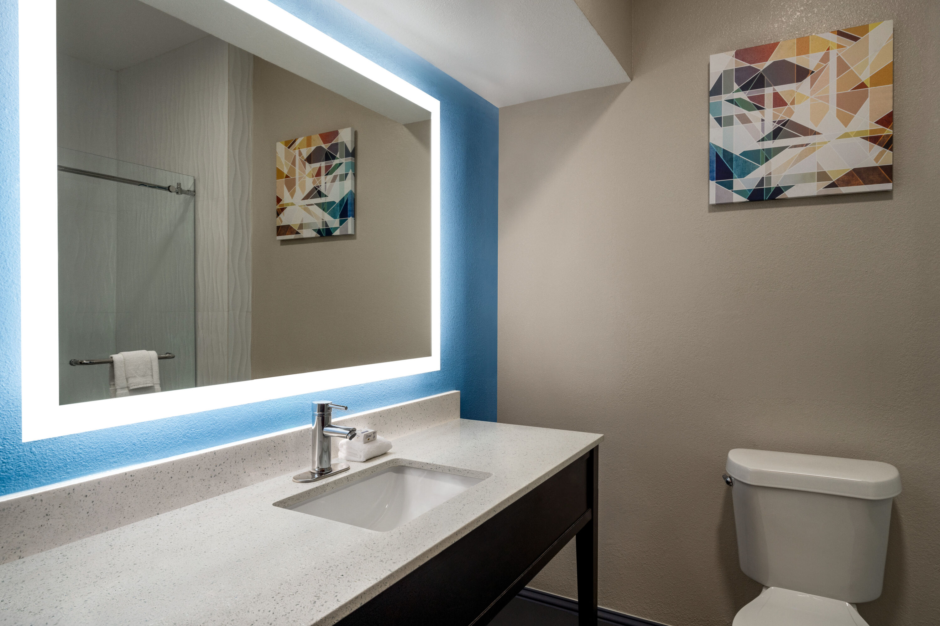 Guest room bath at the La Quinta Inn & Suites by Wyndham Round Rock North in Round Rock, Texas