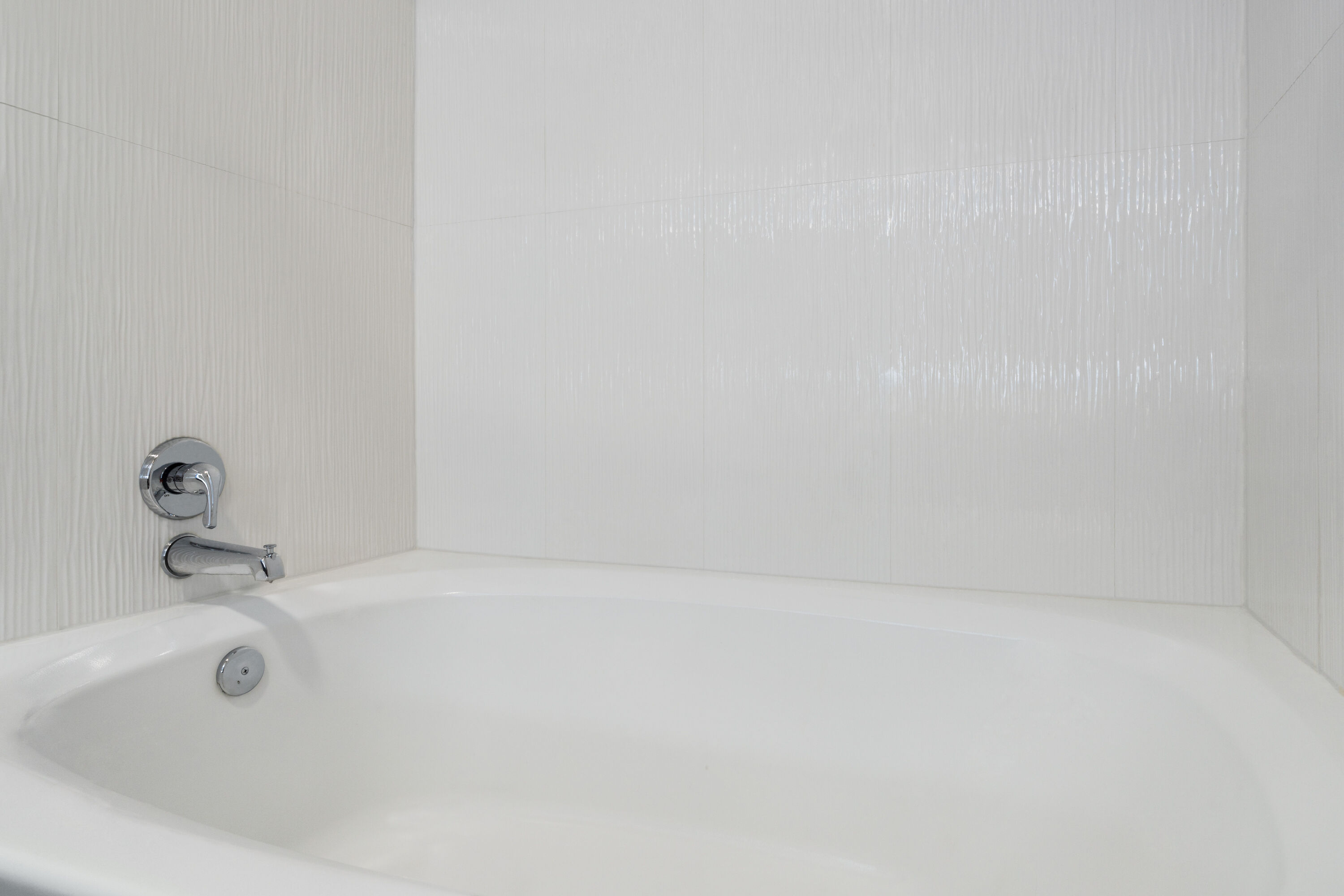 Guest room bath at the La Quinta Inn & Suites by Wyndham Round Rock North in Round Rock, Texas