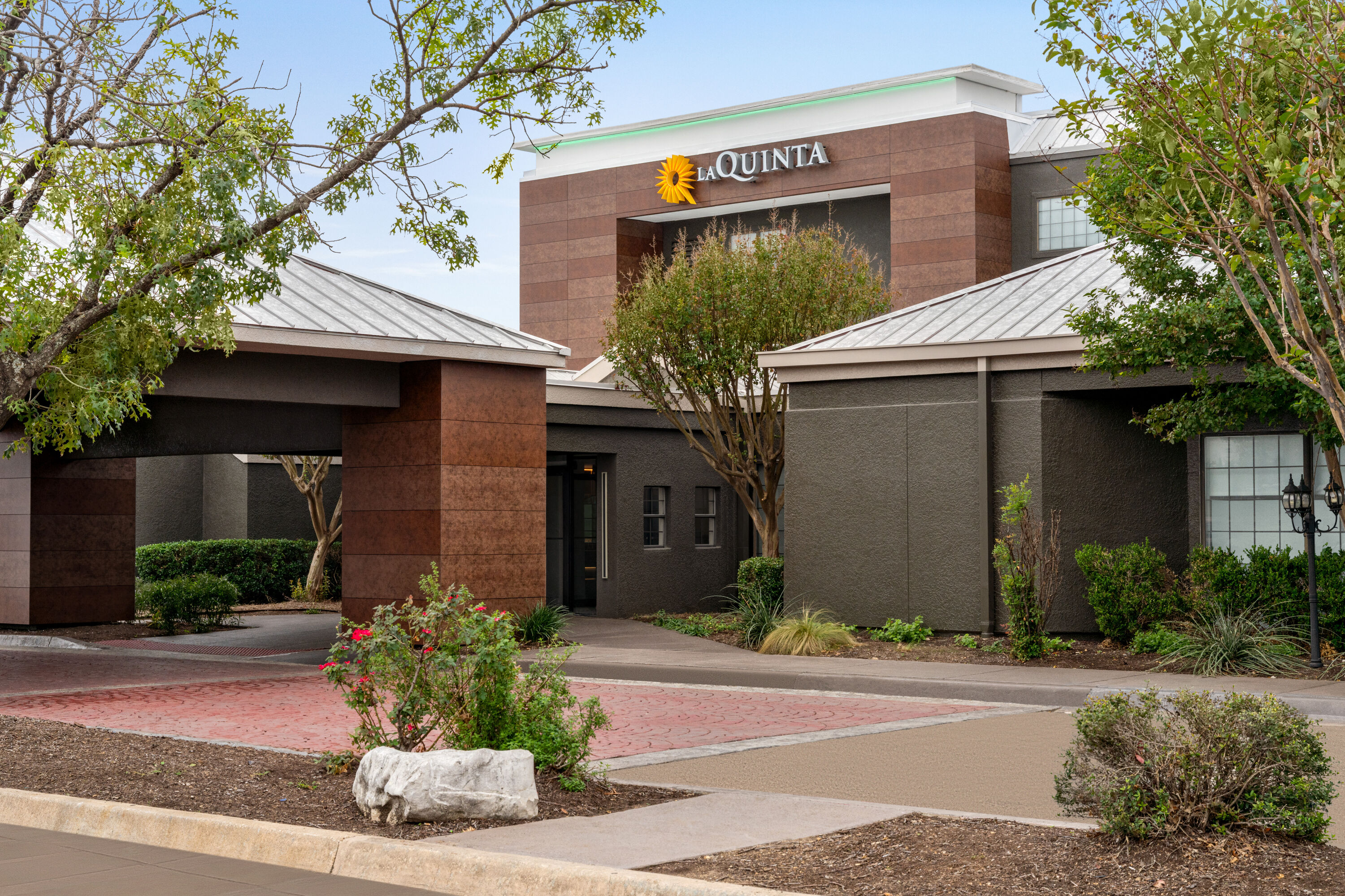 Exterior of La Quinta Inn & Suites by Wyndham Round Rock North hotel in Round Rock, Texas