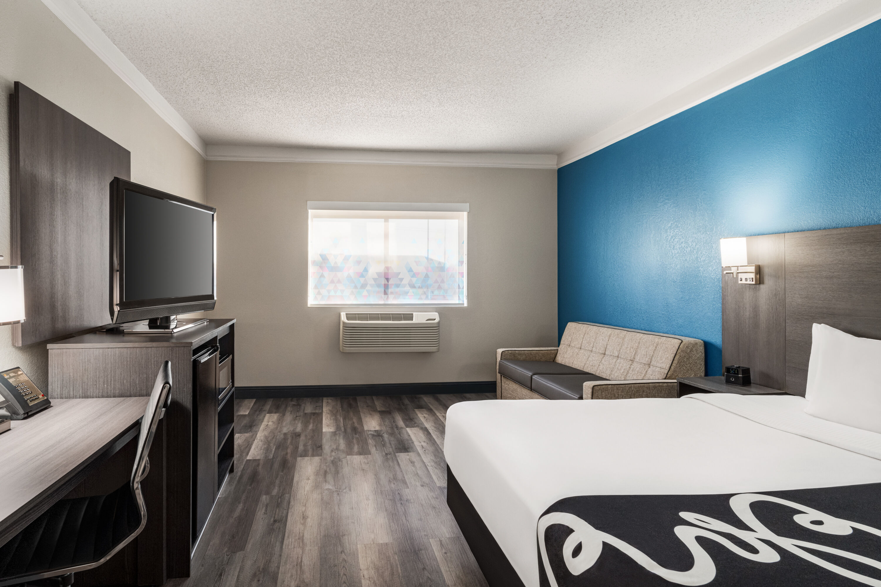 Guest room at the La Quinta Inn & Suites by Wyndham Round Rock North in Round Rock, Texas