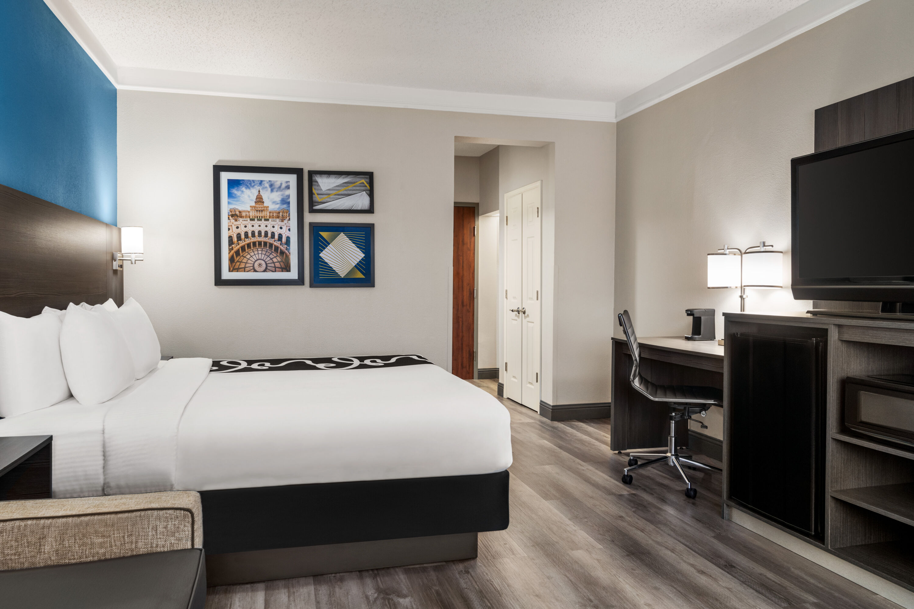 Guest room at the La Quinta Inn & Suites by Wyndham Round Rock North in Round Rock, Texas