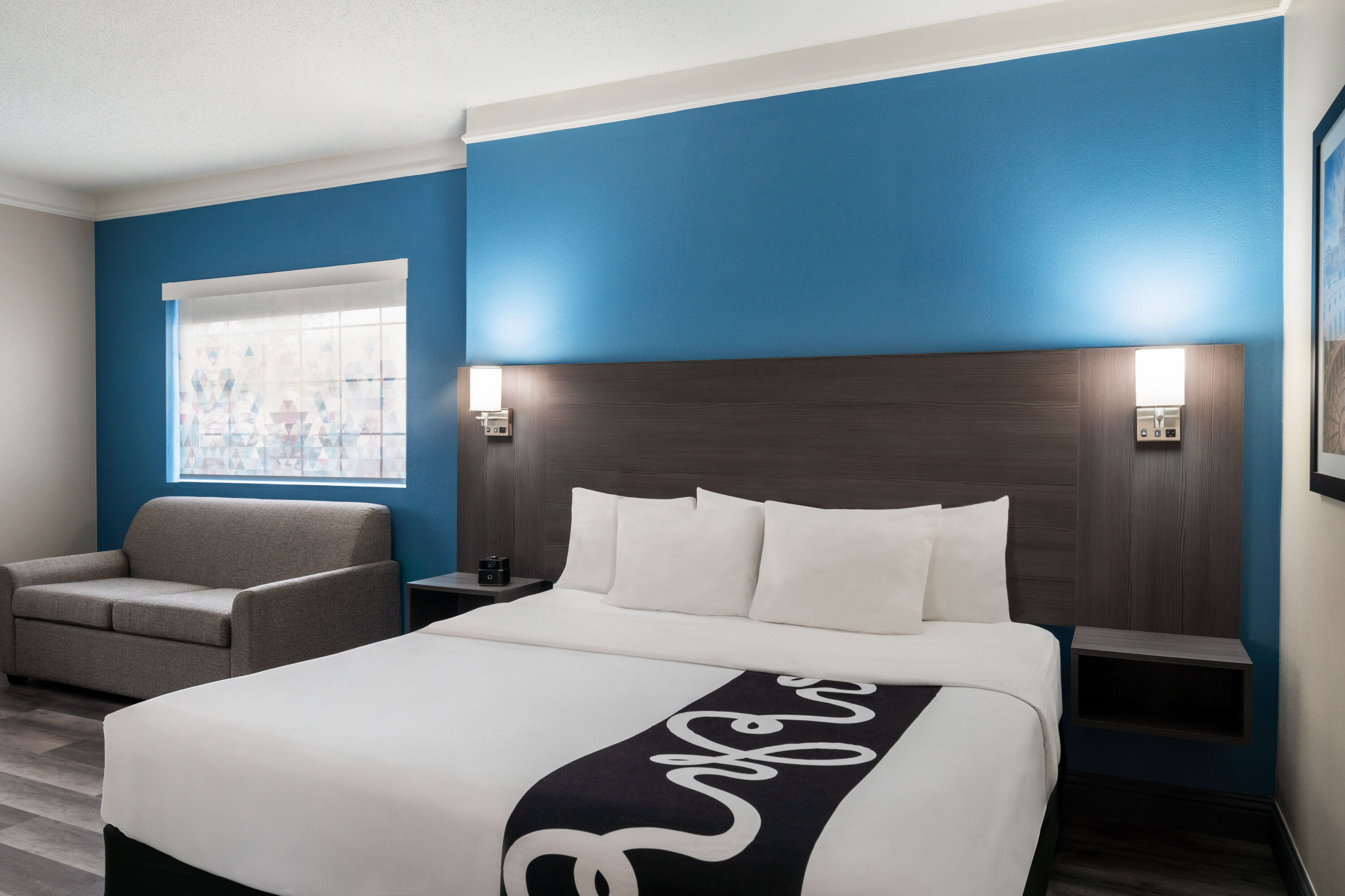 Guest room at the La Quinta Inn & Suites by Wyndham Round Rock North in Round Rock, Texas