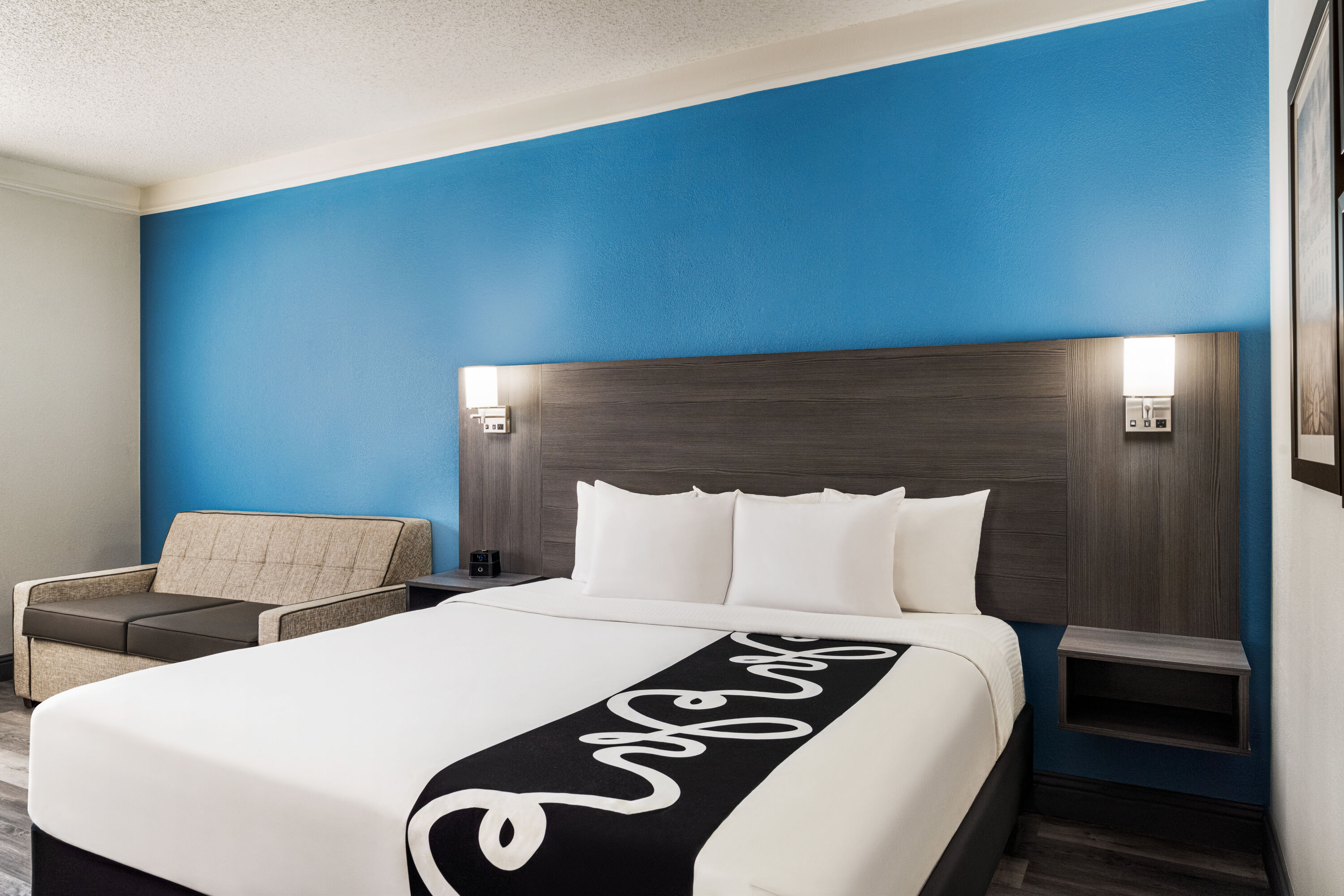 Guest room at the La Quinta Inn & Suites by Wyndham Round Rock North in Round Rock, Texas
