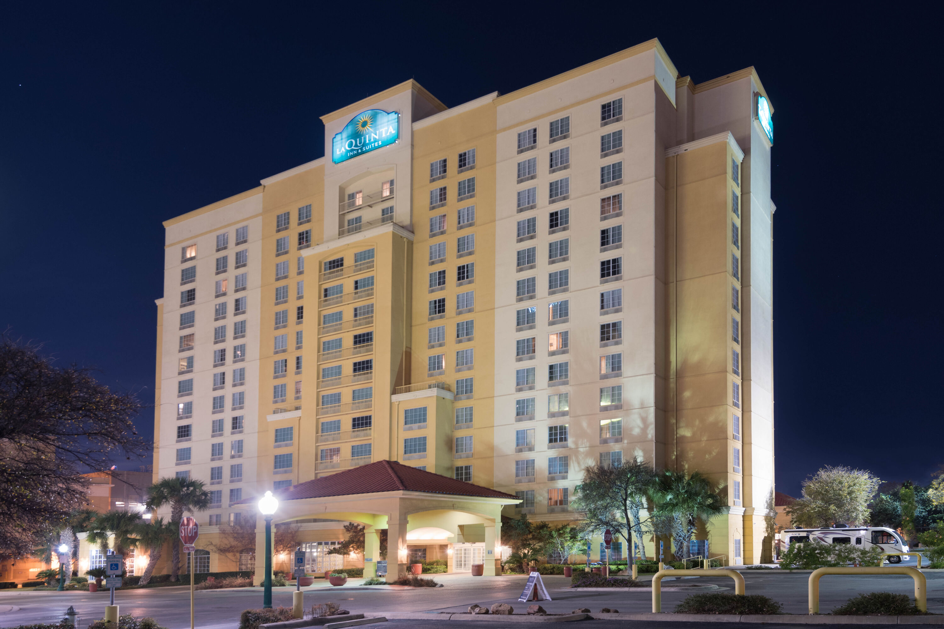 Exterior Night Image of La Quinta Inn & Suites by Wyndham San Antonio Riverwalk hotel in San Antonio, Texas