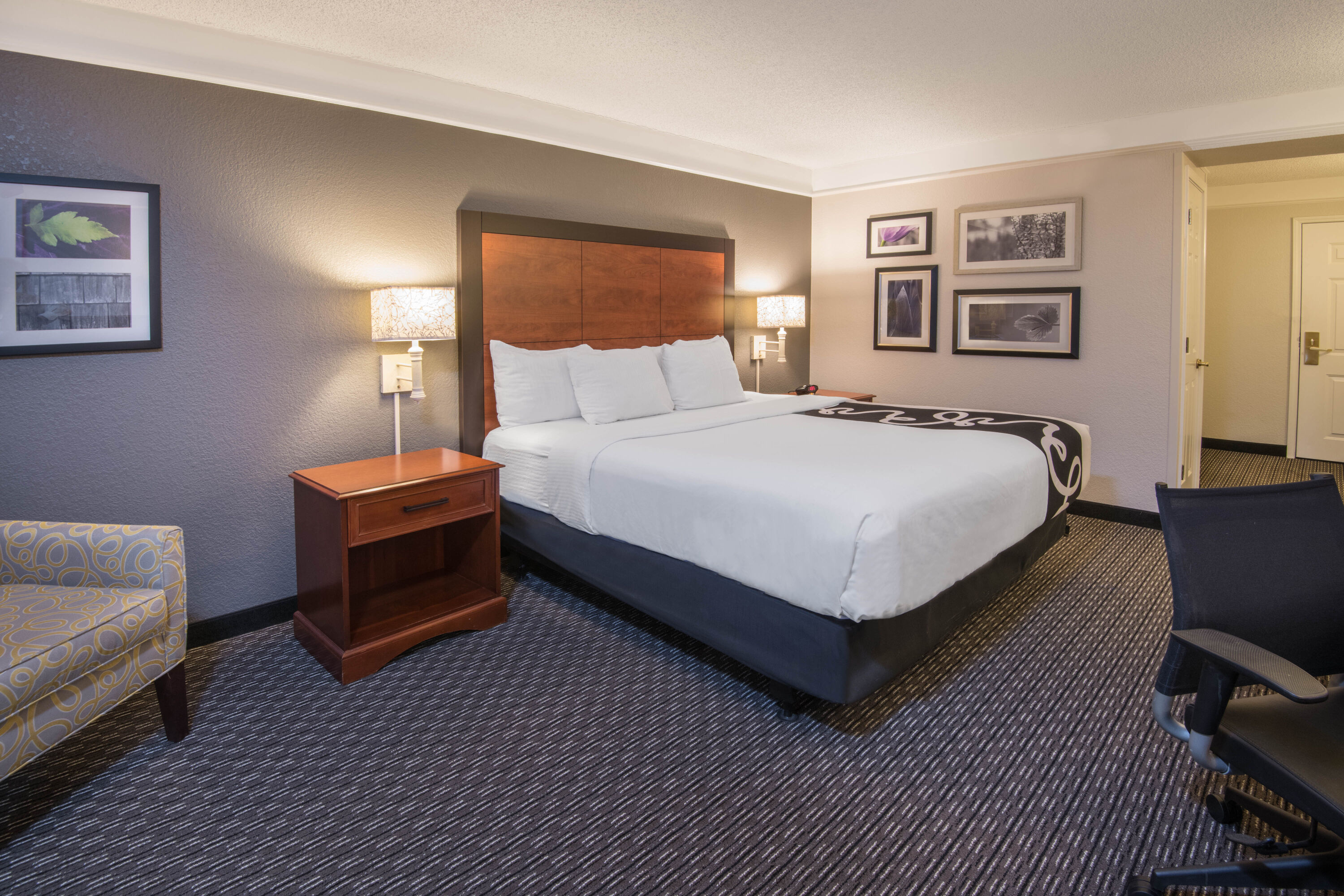 Guest room at the La Quinta Inn & Suites by Wyndham San Antonio Riverwalk in San Antonio, Texas