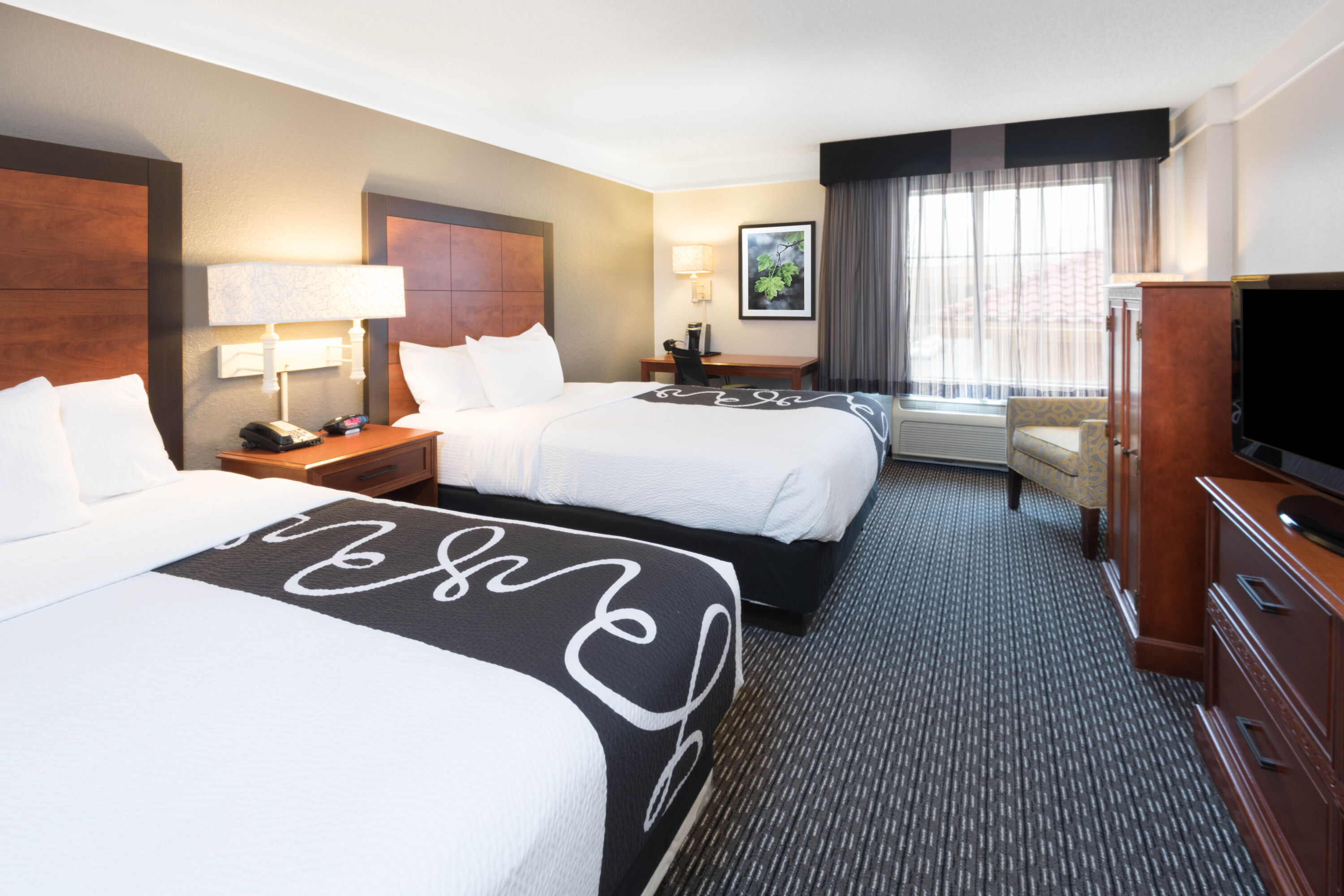 La Quinta Inn & Suites by Wyndham San Antonio Riverwalk - hotel rooms