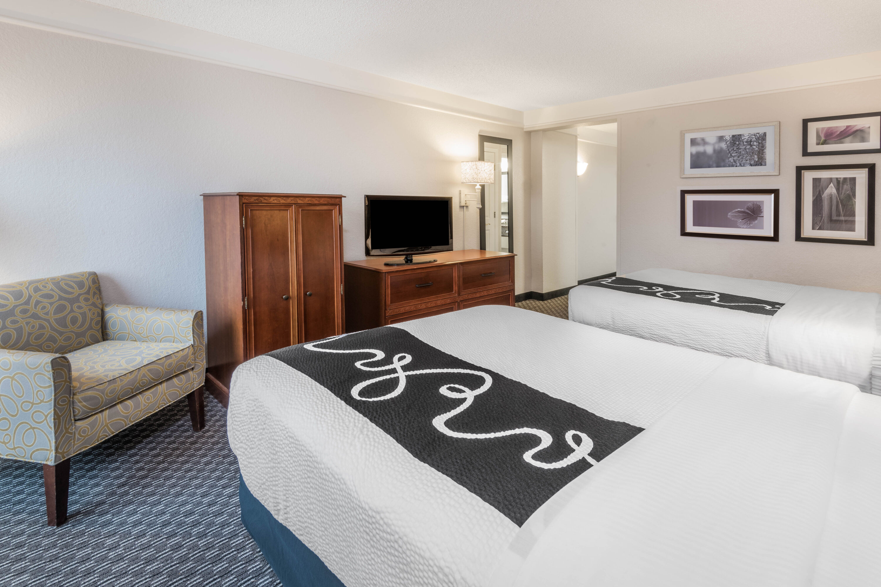 Guest room at the La Quinta Inn & Suites by Wyndham San Antonio Riverwalk in San Antonio, Texas
