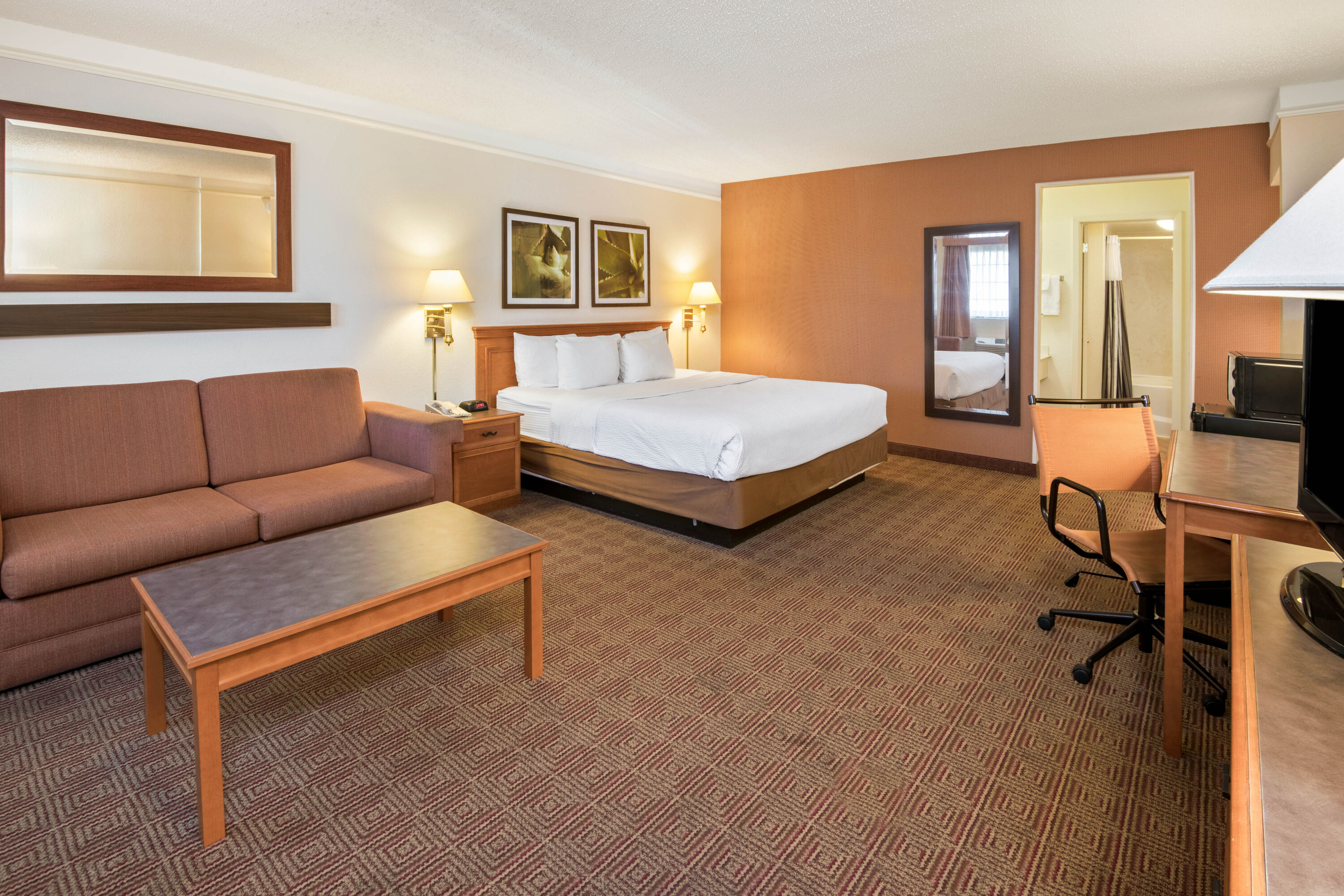 La Quinta Inn by Wyndham San Antonio Market Square suite in San Antonio, Texas