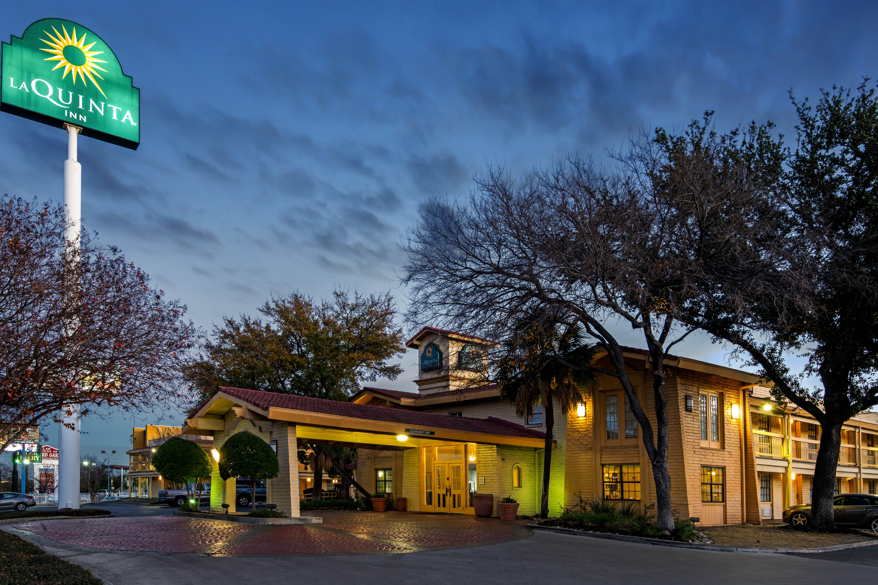 Exterior Dusk Image of La Quinta Inn By Wyndham IH-10 West San Antonio TX hotel in San Antonio, Texas