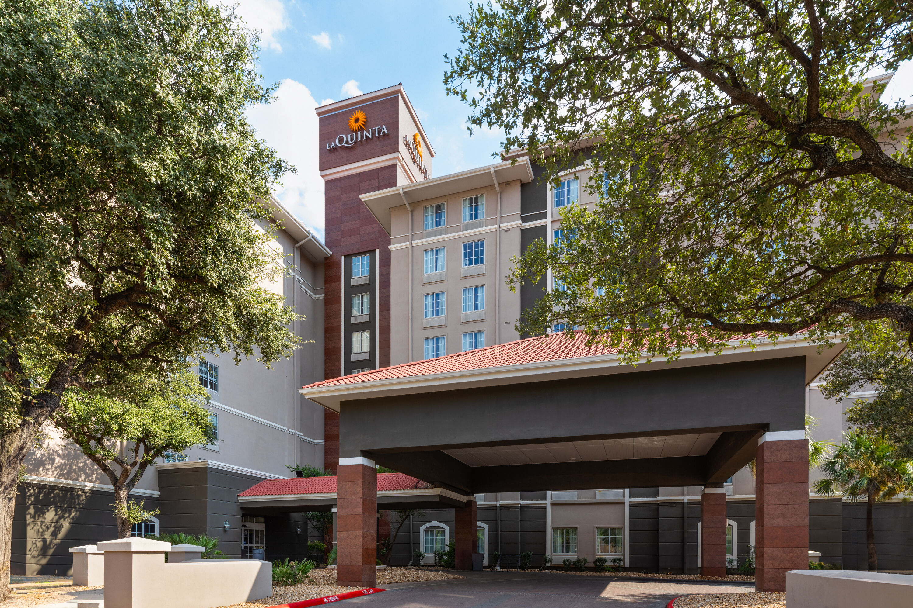 Exterior Day Image of La Quinta Inn & Suites by Wyndham San Antonio Airport hotel in San Antonio, Texas