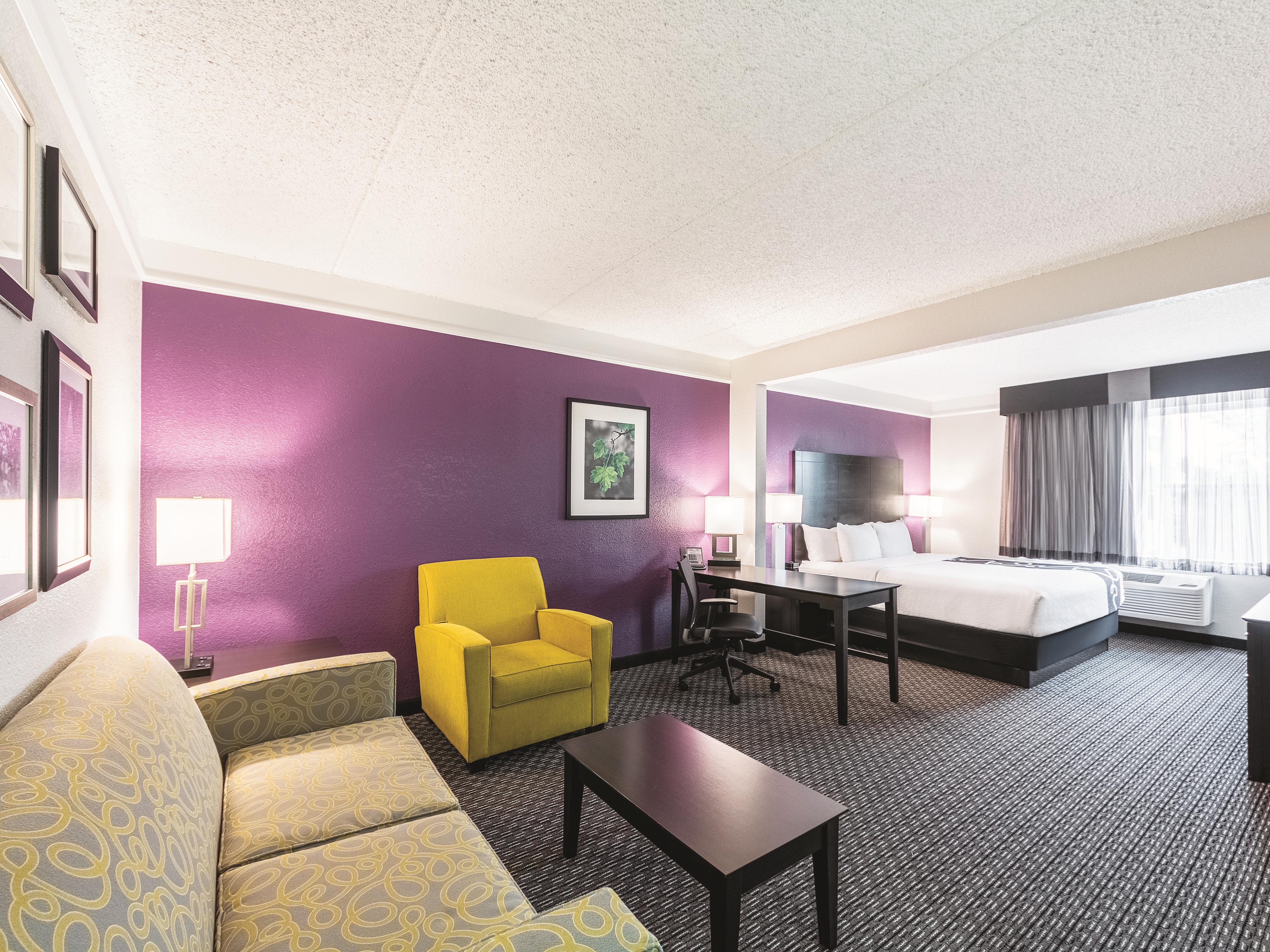 La Quinta Inn & Suites by Wyndham San Antonio Downtown - hotel rooms