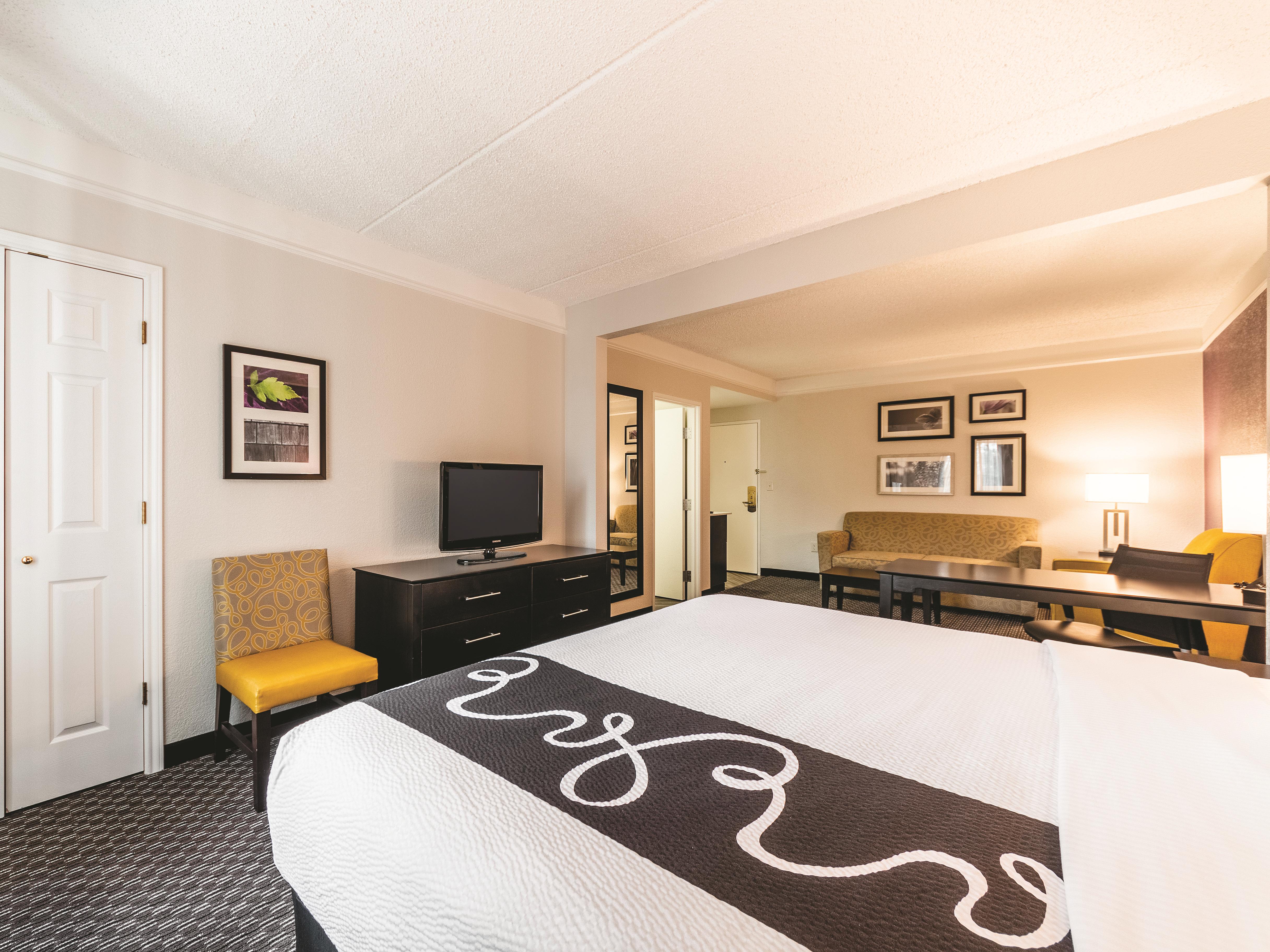 Guest room at the La Quinta Inn & Suites by Wyndham San Antonio Downtown in San Antonio, Texas