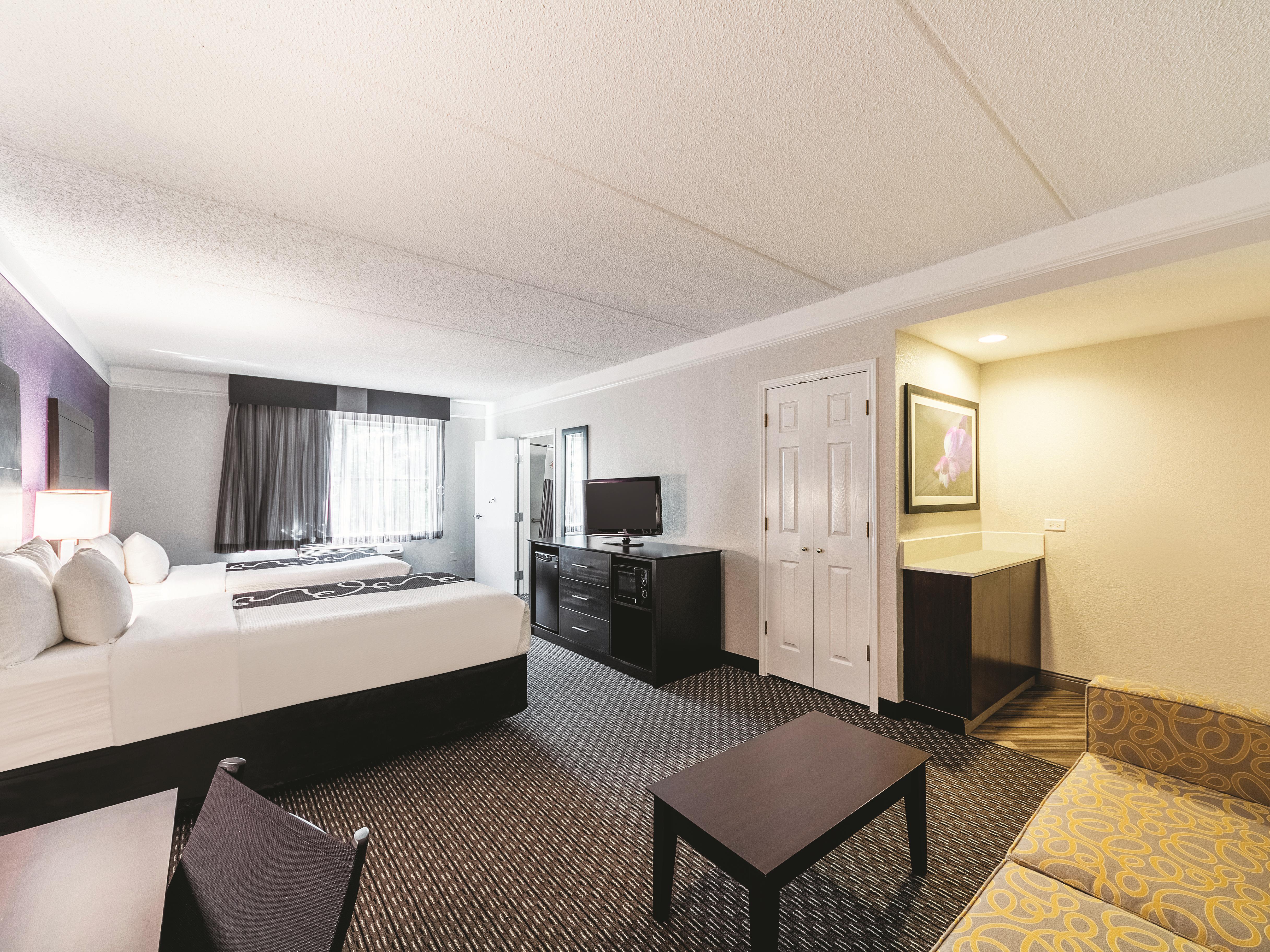 Guest room at the La Quinta Inn & Suites by Wyndham San Antonio Downtown in San Antonio, Texas