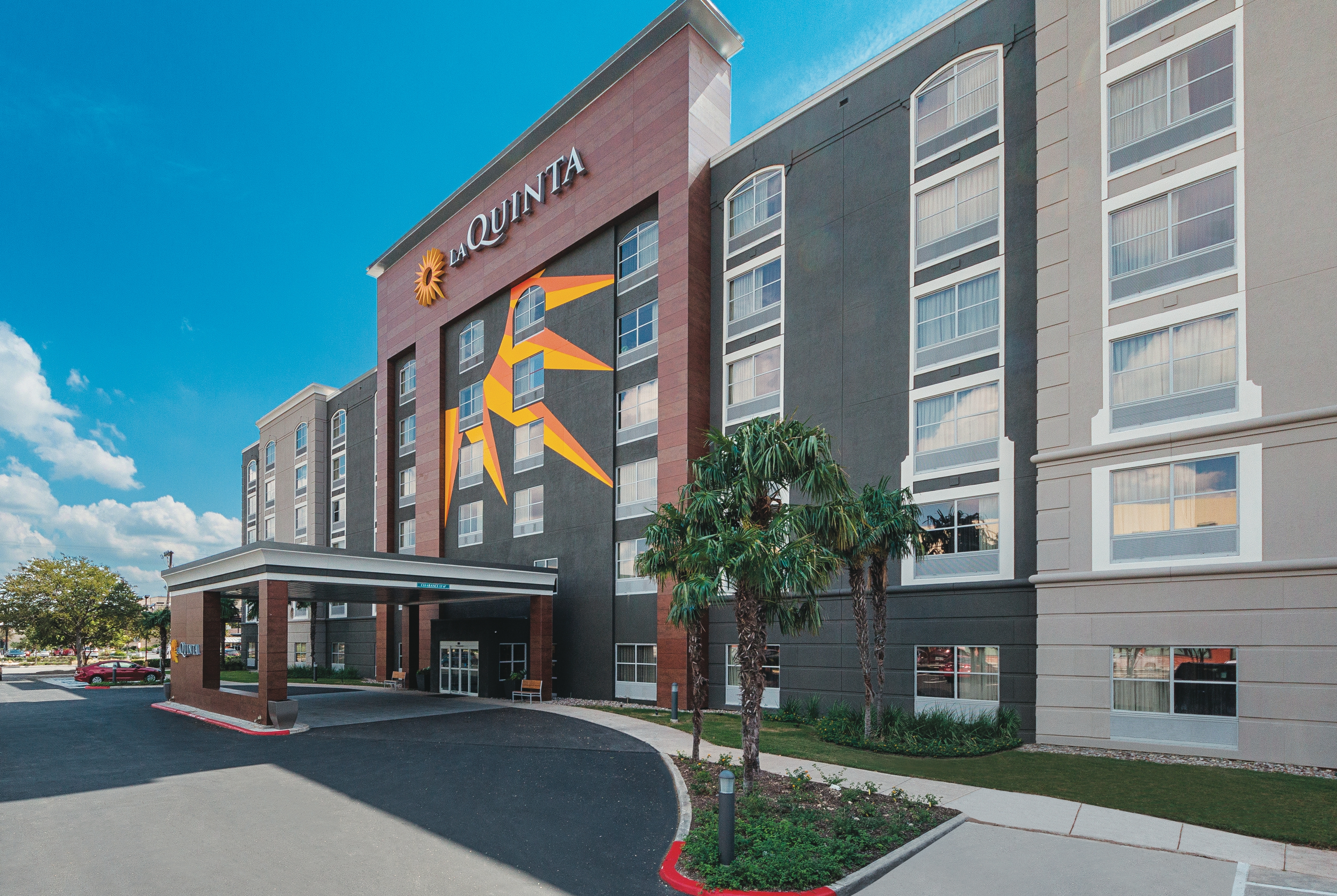 Exterior of La Quinta Inn & Suites by Wyndham San Antonio Downtown hotel in San Antonio, Texas