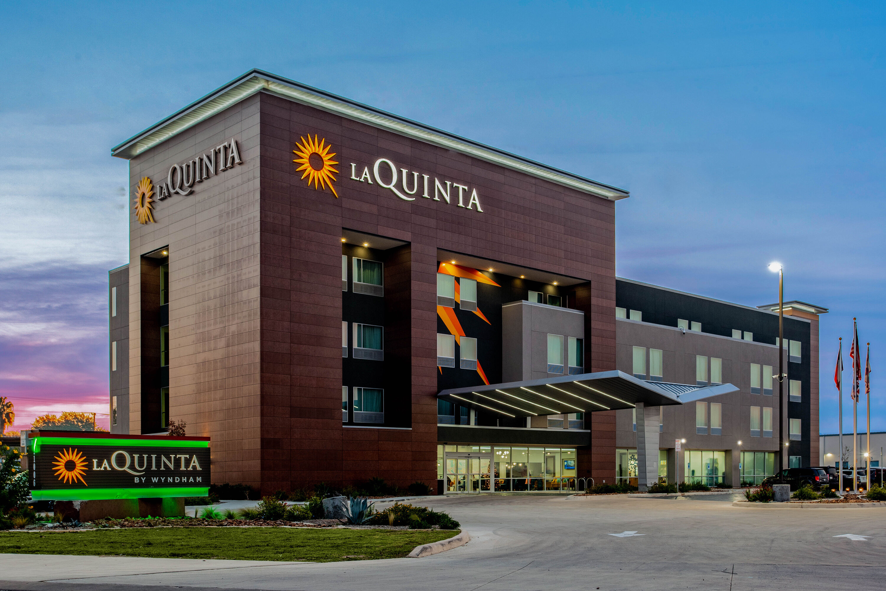 Exterior Dusk Image of La Quinta Inn & Suites by Wyndham San Antonio Alamo City hotel in San Antonio, Texas