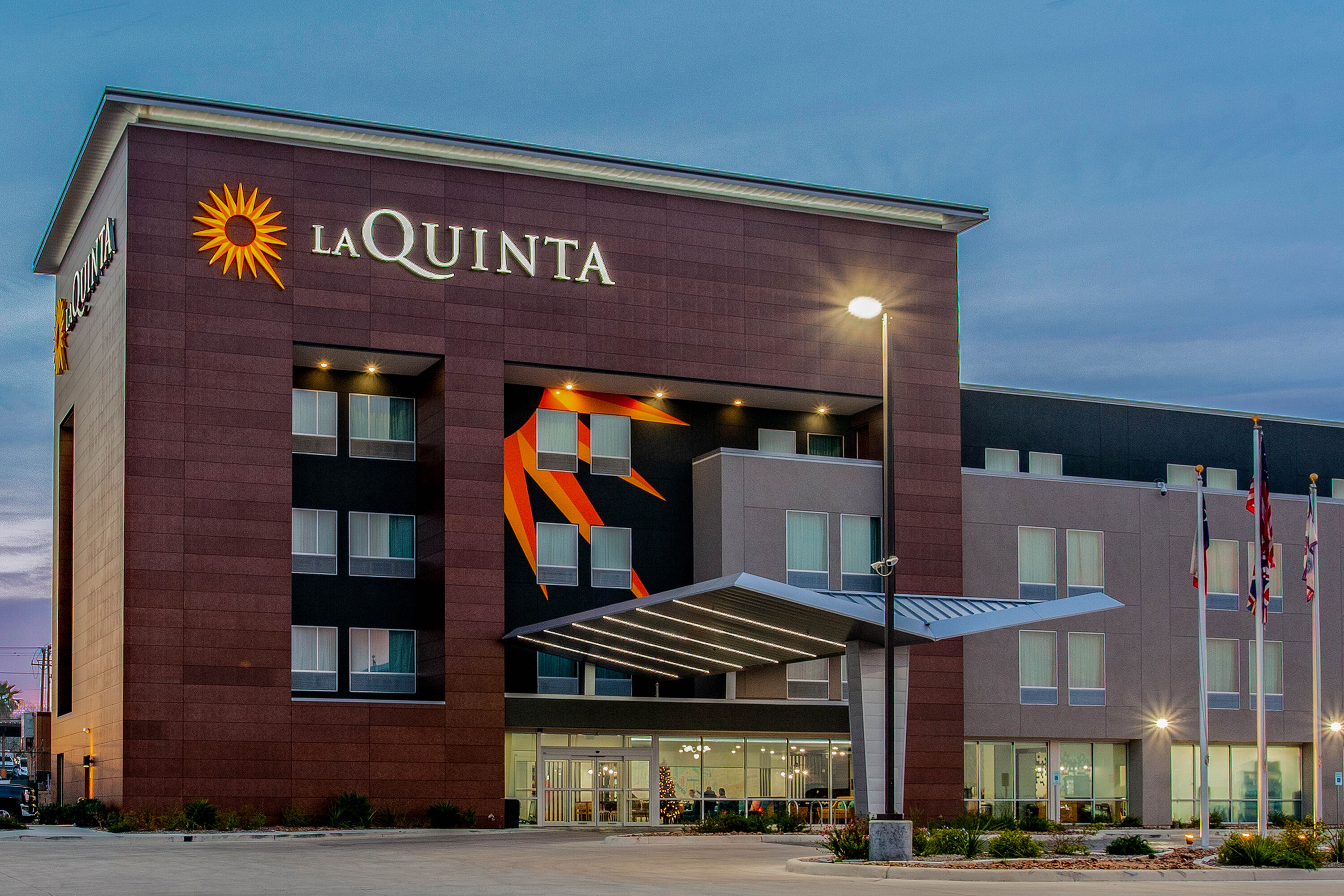 Exterior Dusk Image of La Quinta Inn & Suites by Wyndham San Antonio Alamo City hotel in San Antonio, Texas