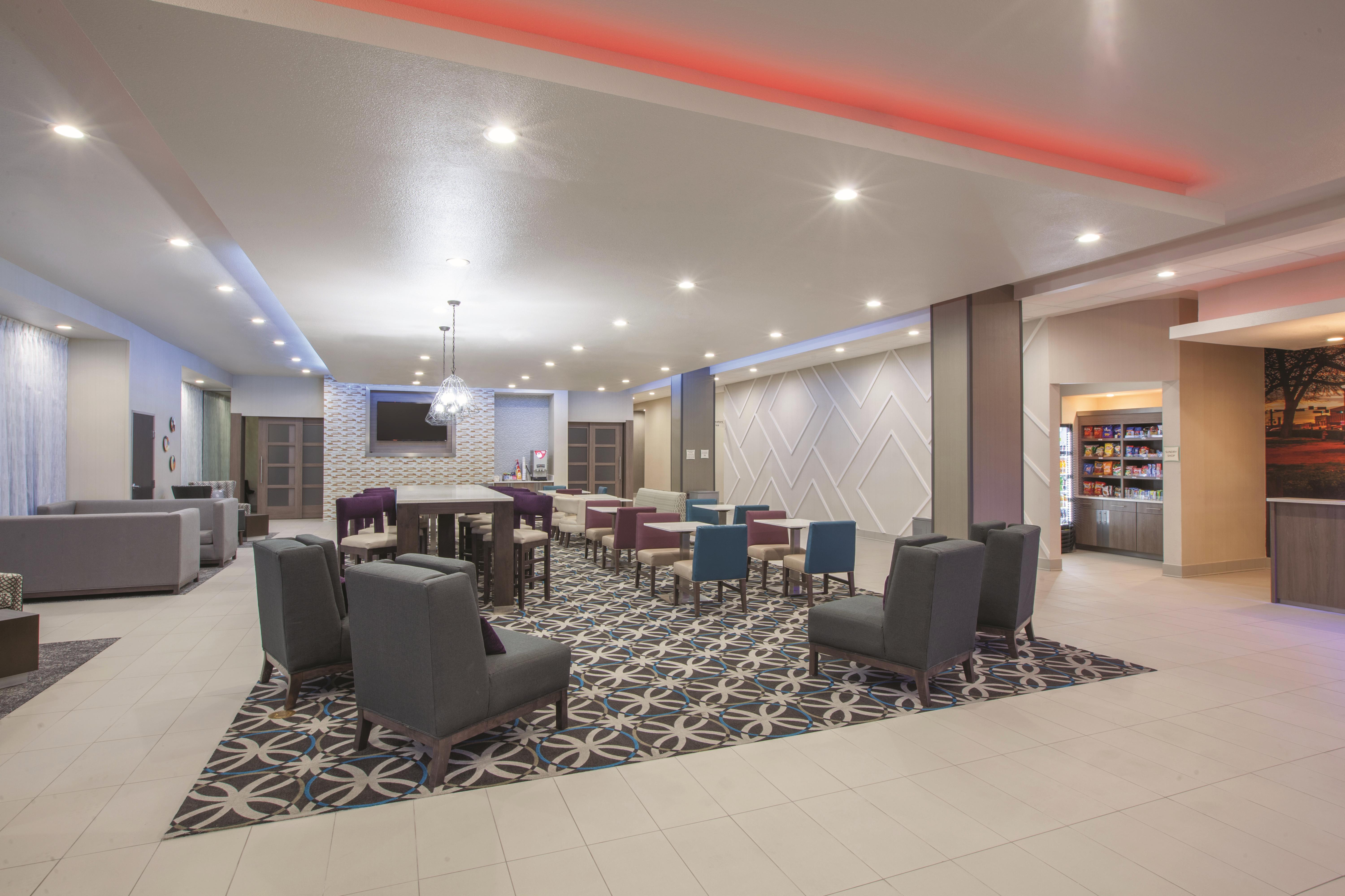 La Quinta Inn & Suites by Wyndham San Marcos Outlet Mall | San Marcos, TX Hotels