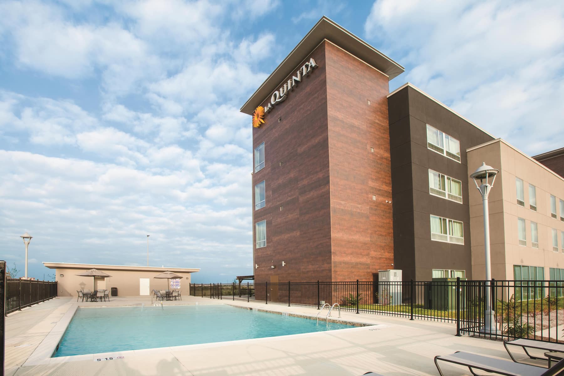 La Quinta Inn & Suites by Wyndham San Marcos Outlet Mall | San Marcos, TX Hotels