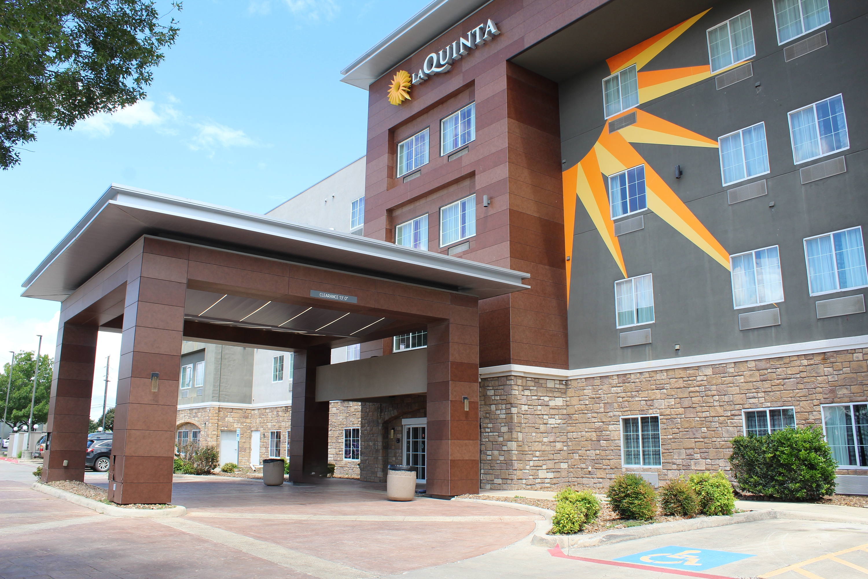 Exterior of La Quinta Inn & Suites by Wyndham Schertz hotel in Schertz, Texas
