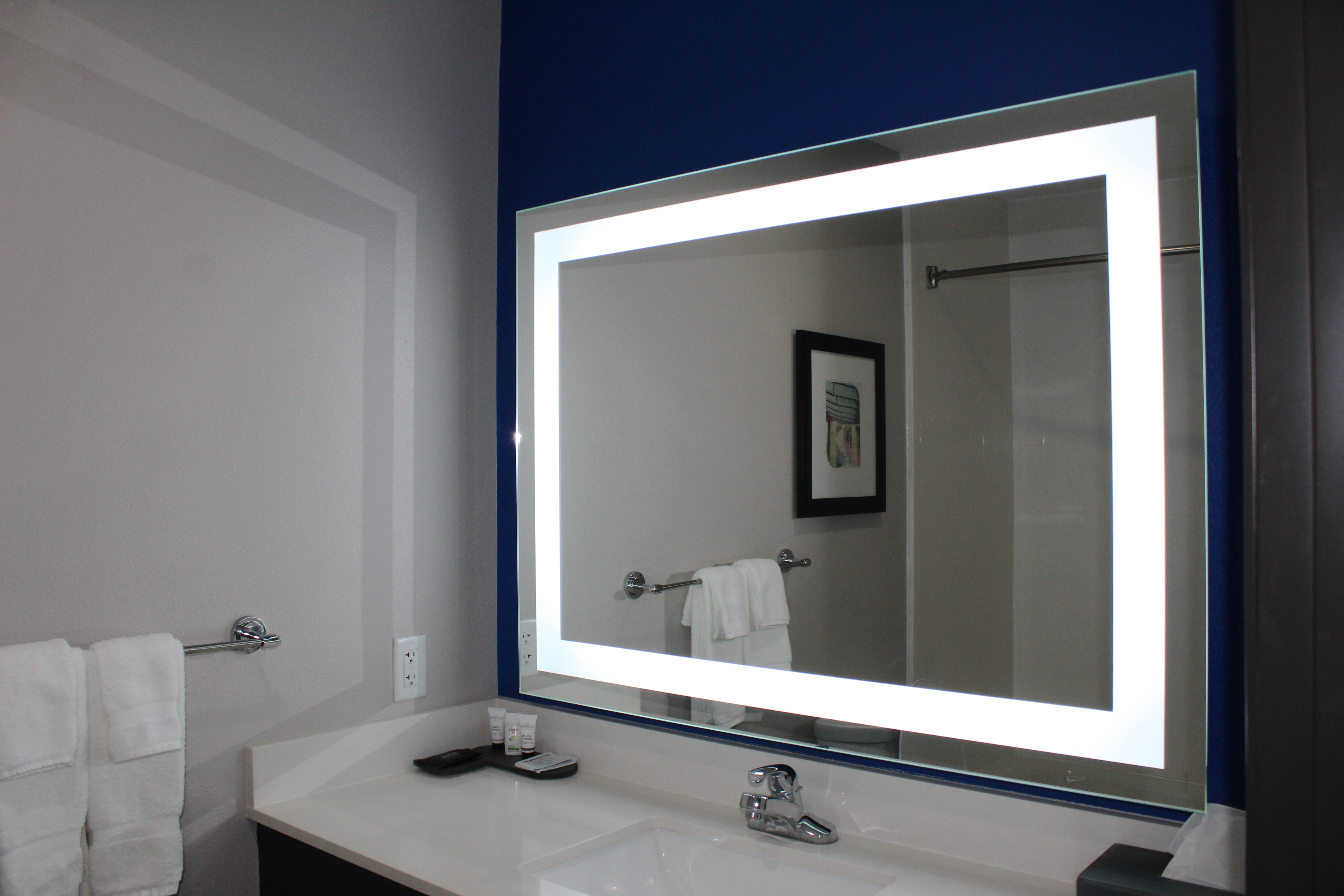 Guest room bath at the La Quinta Inn & Suites by Wyndham Schertz in Schertz, Texas